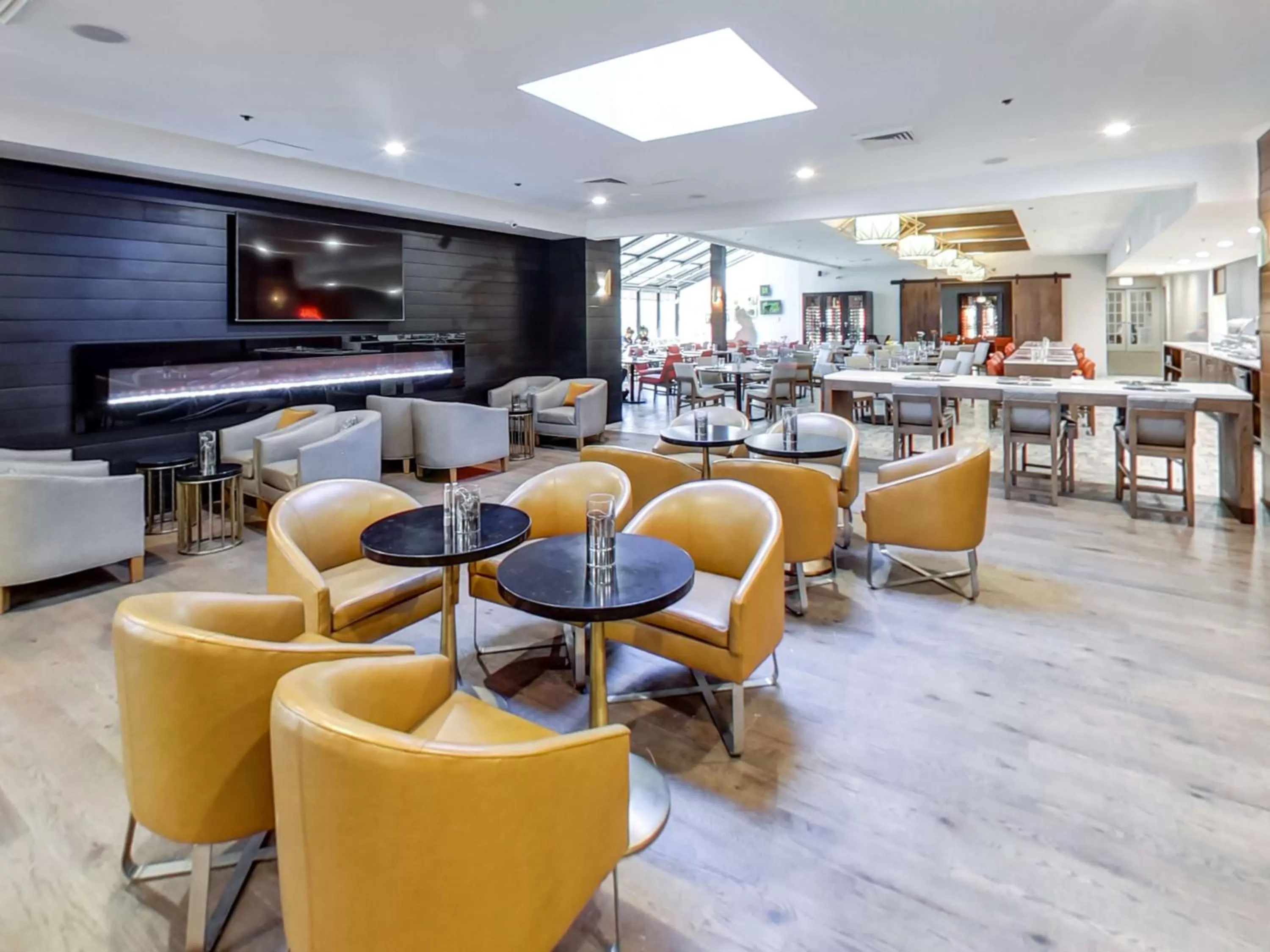 Lounge or bar in Hilton Chicago/Oak Lawn