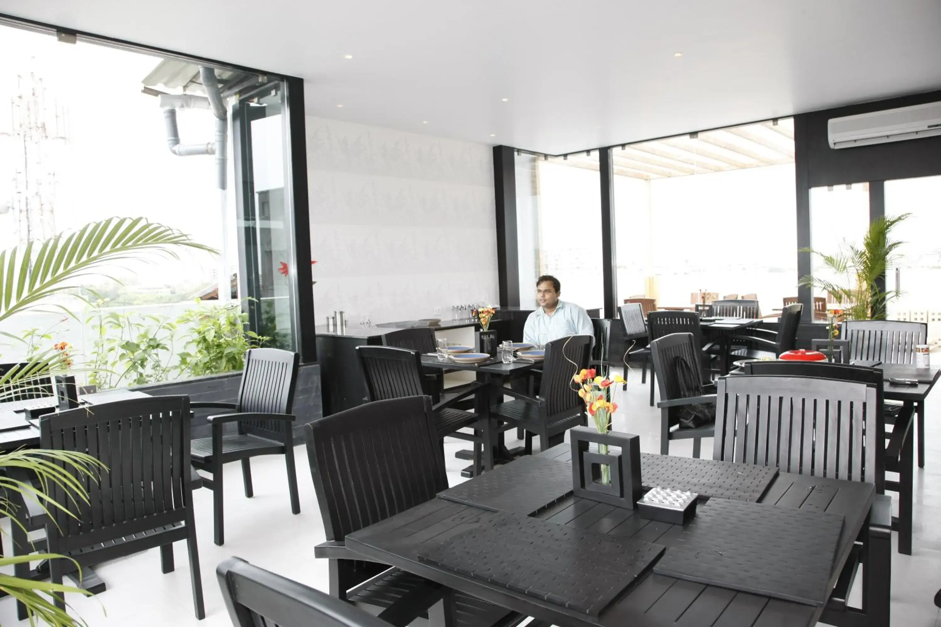 Restaurant/Places to Eat in AR Suites Fontana Bay