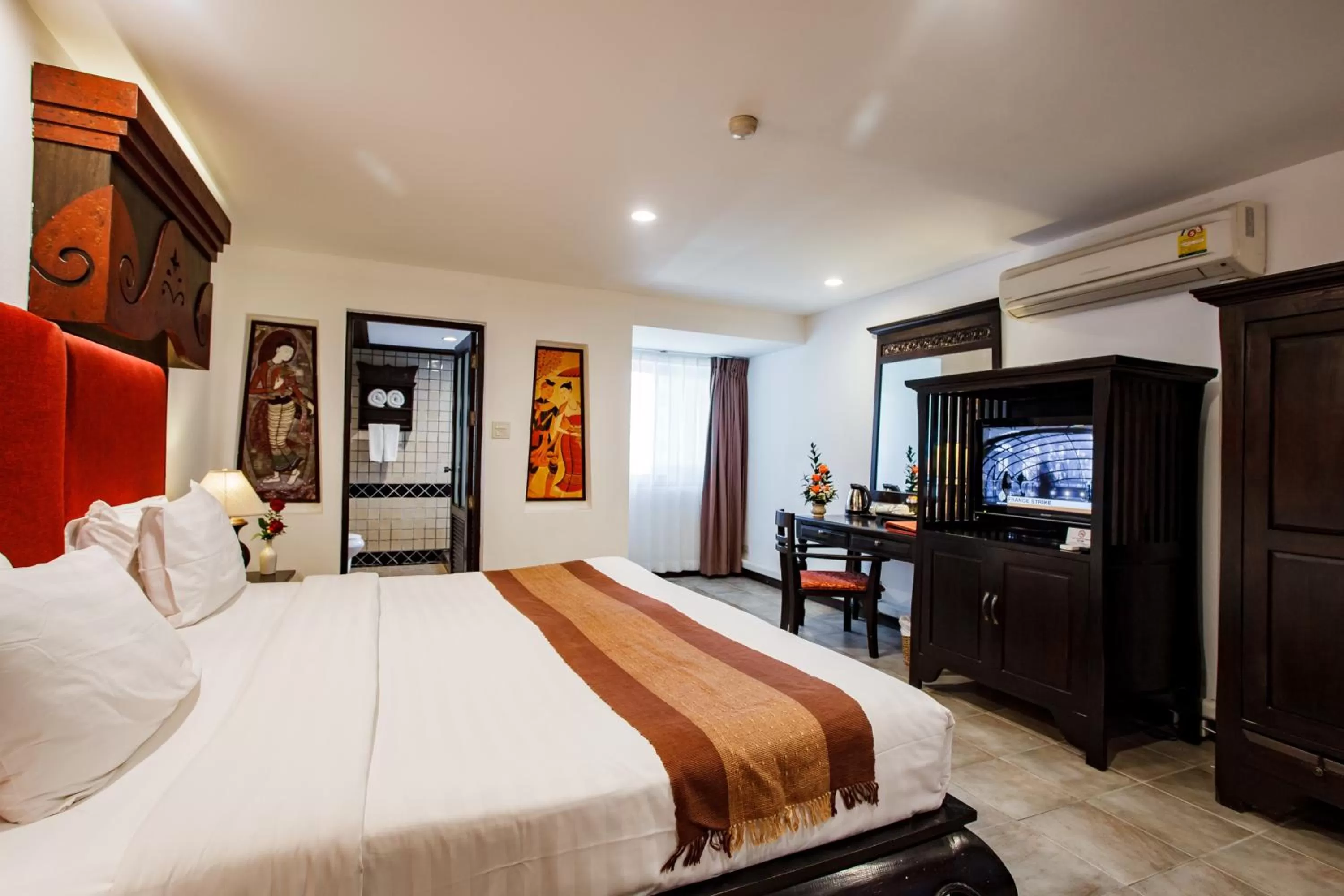 TV and multimedia, Bed in Raming Lodge Hotel