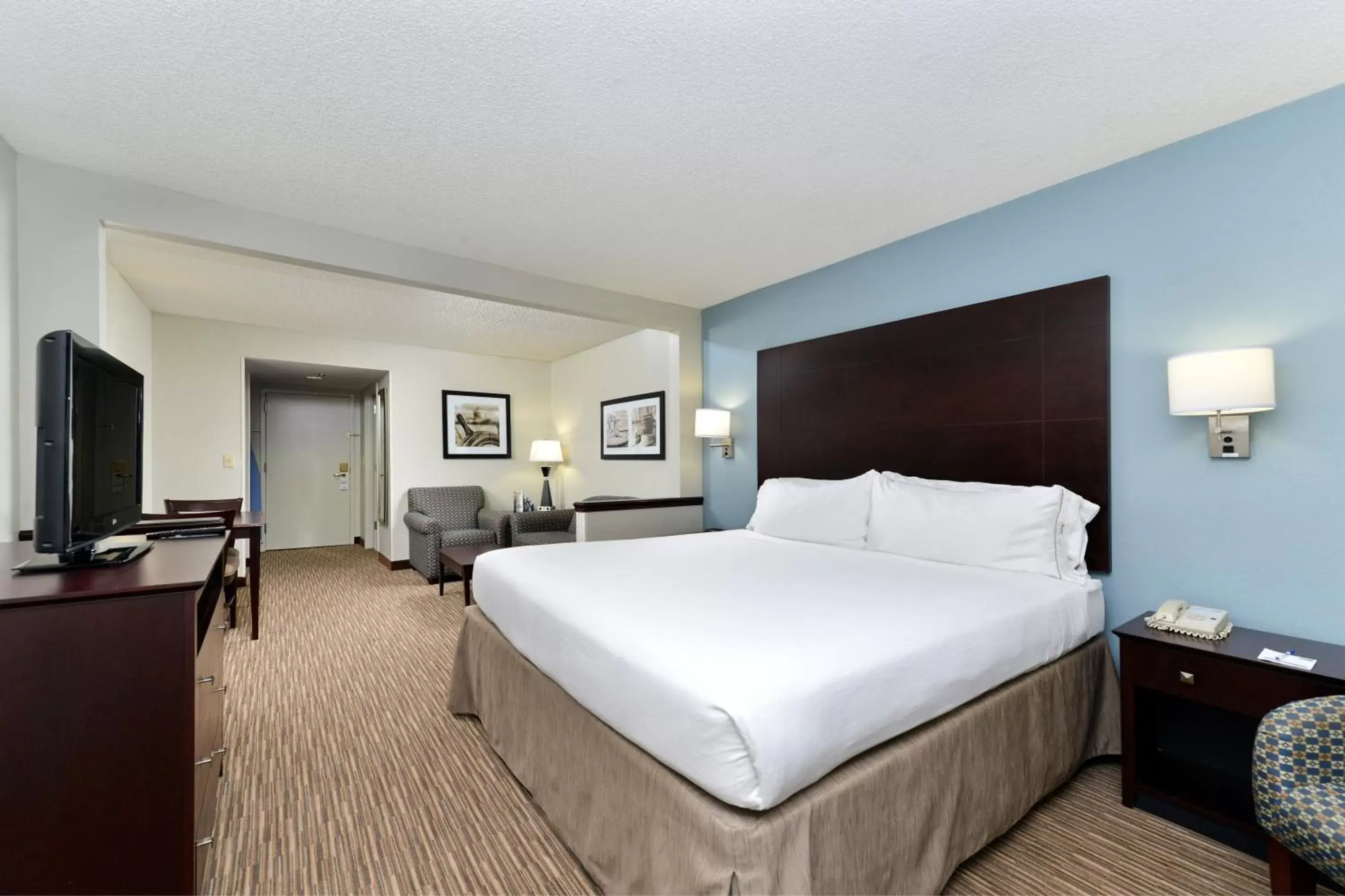 Photo of the whole room, Bed in Holiday Inn Express Hotel & Suites Tampa-Rocky Point Island, an IHG Hotel