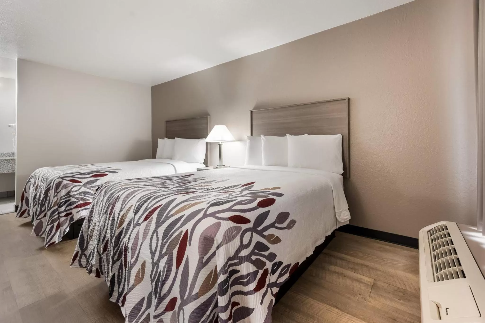 Photo of the whole room, Bed in Red Roof Inn Birmingham South