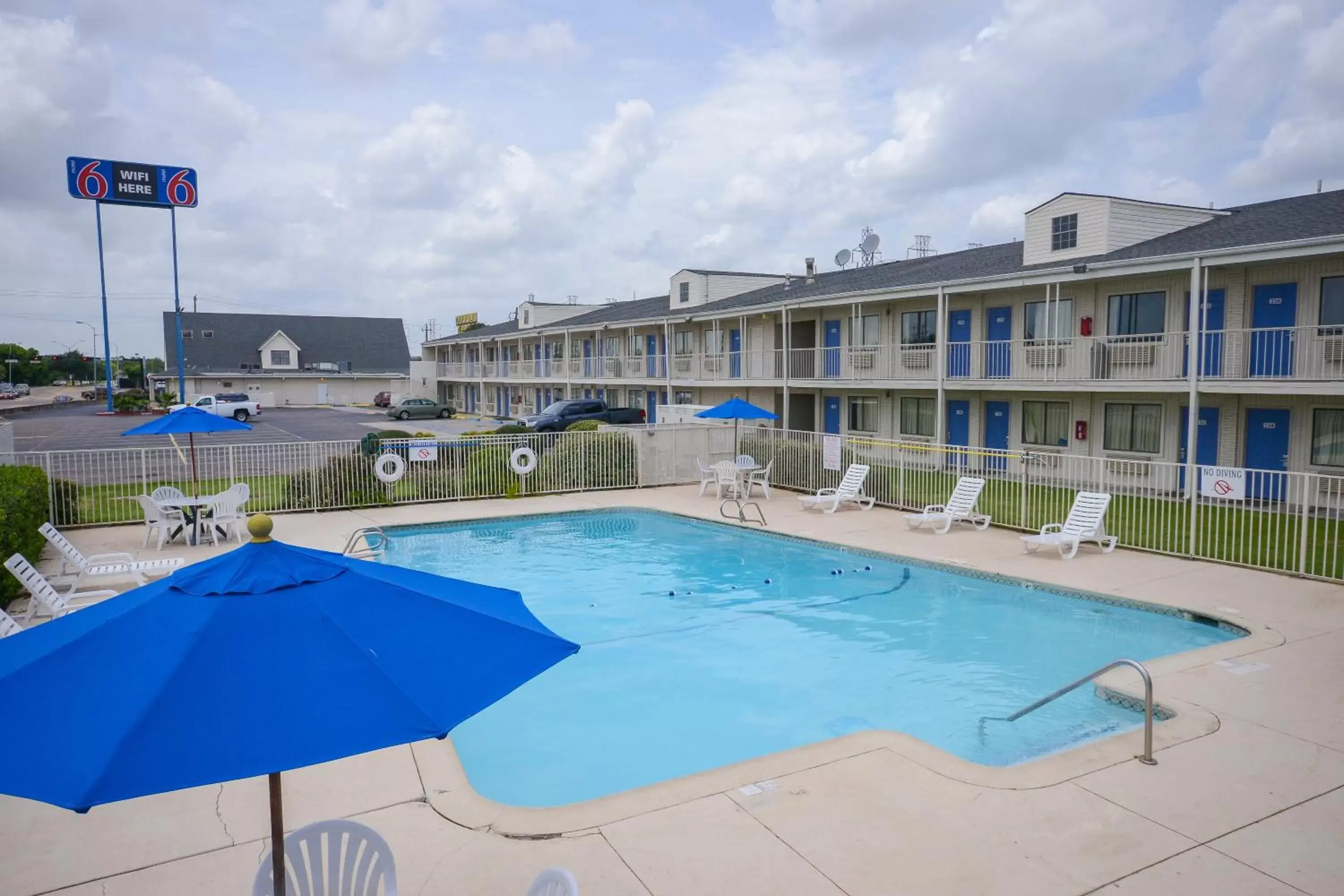 Swimming Pool in Motel 6-Webster, TX - Houston - Nasa Lake