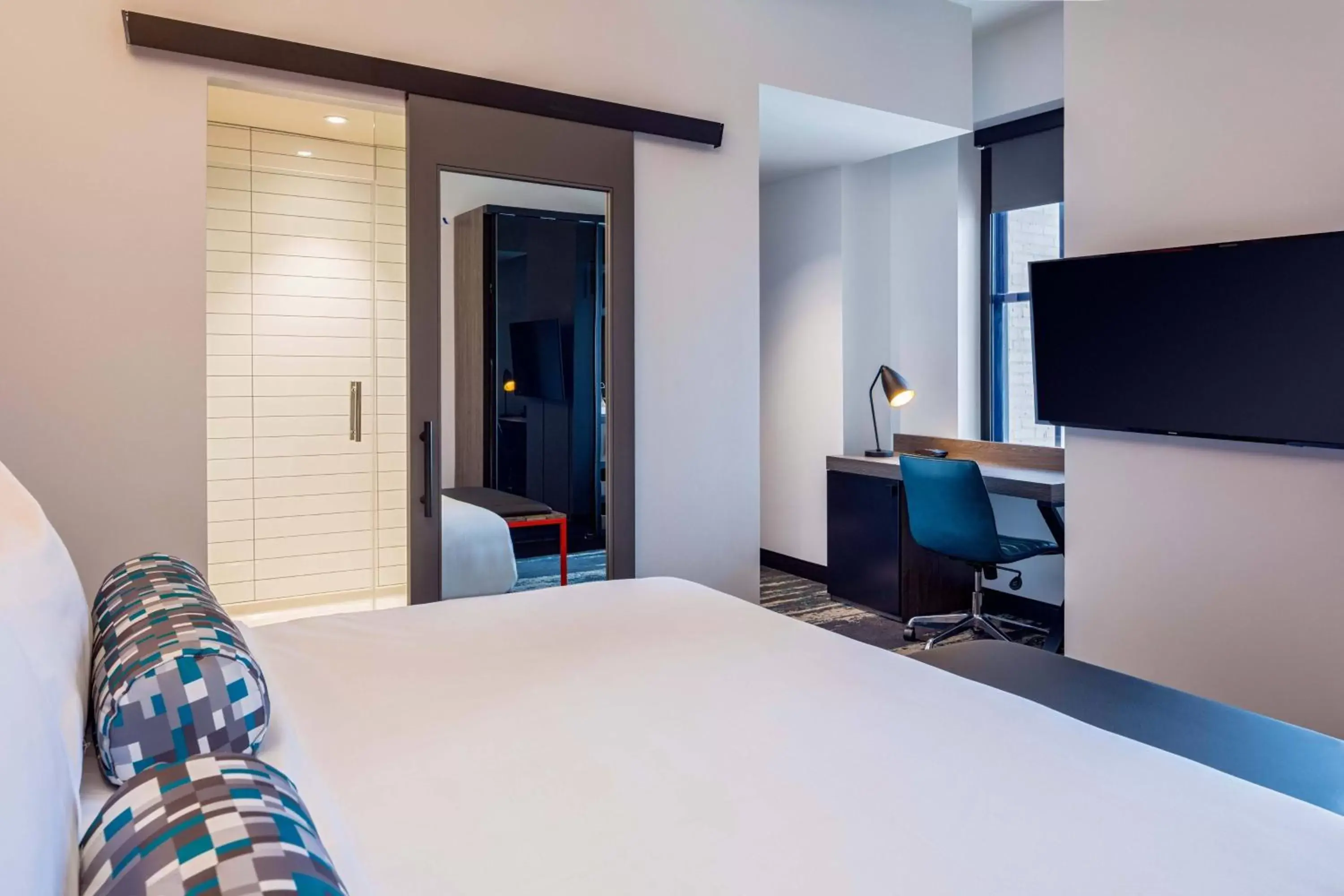 Photo of the whole room, Bed in Aloft Philadelphia Downtown