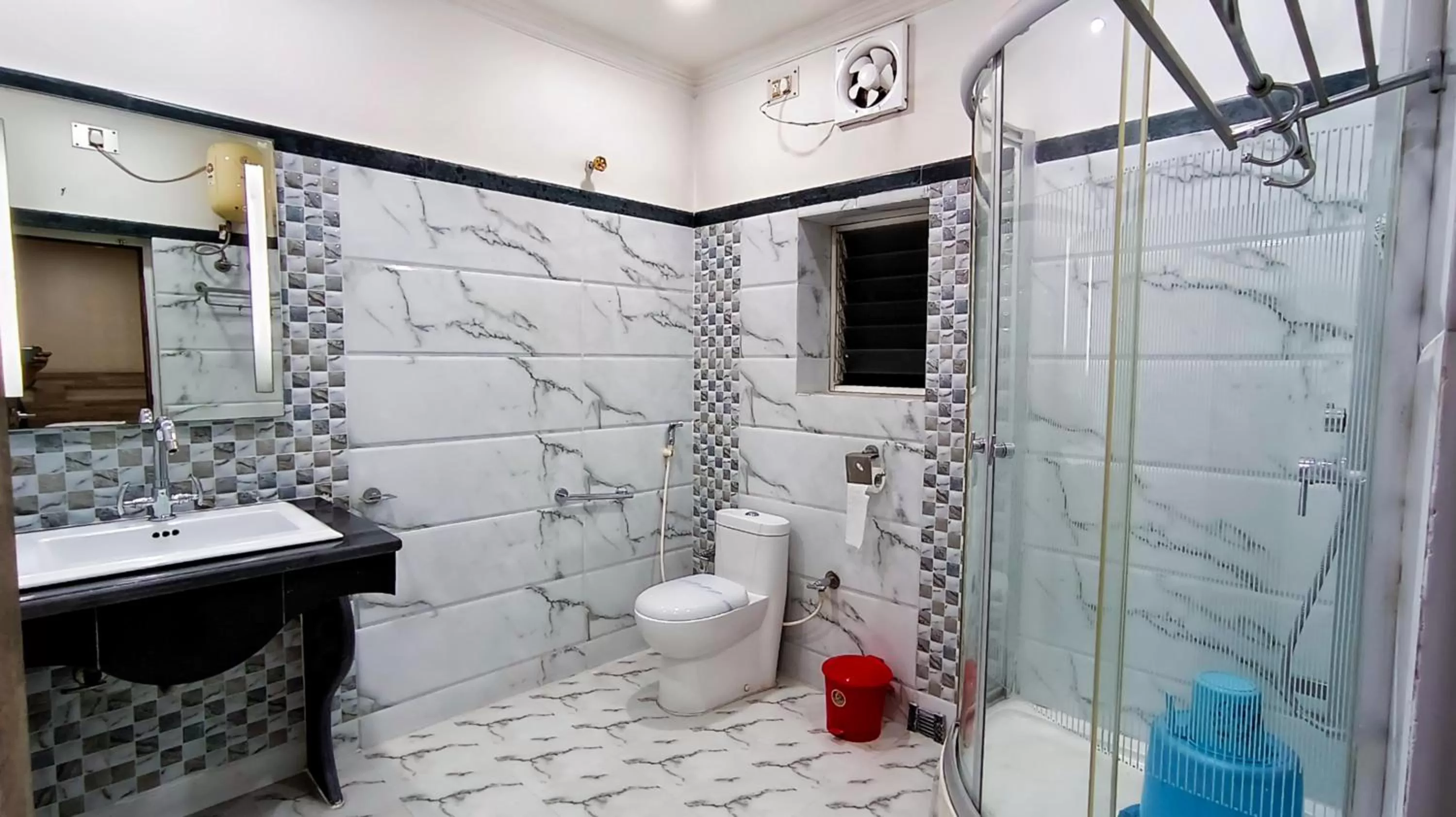 Shower, Bathroom in Hotel Samrat