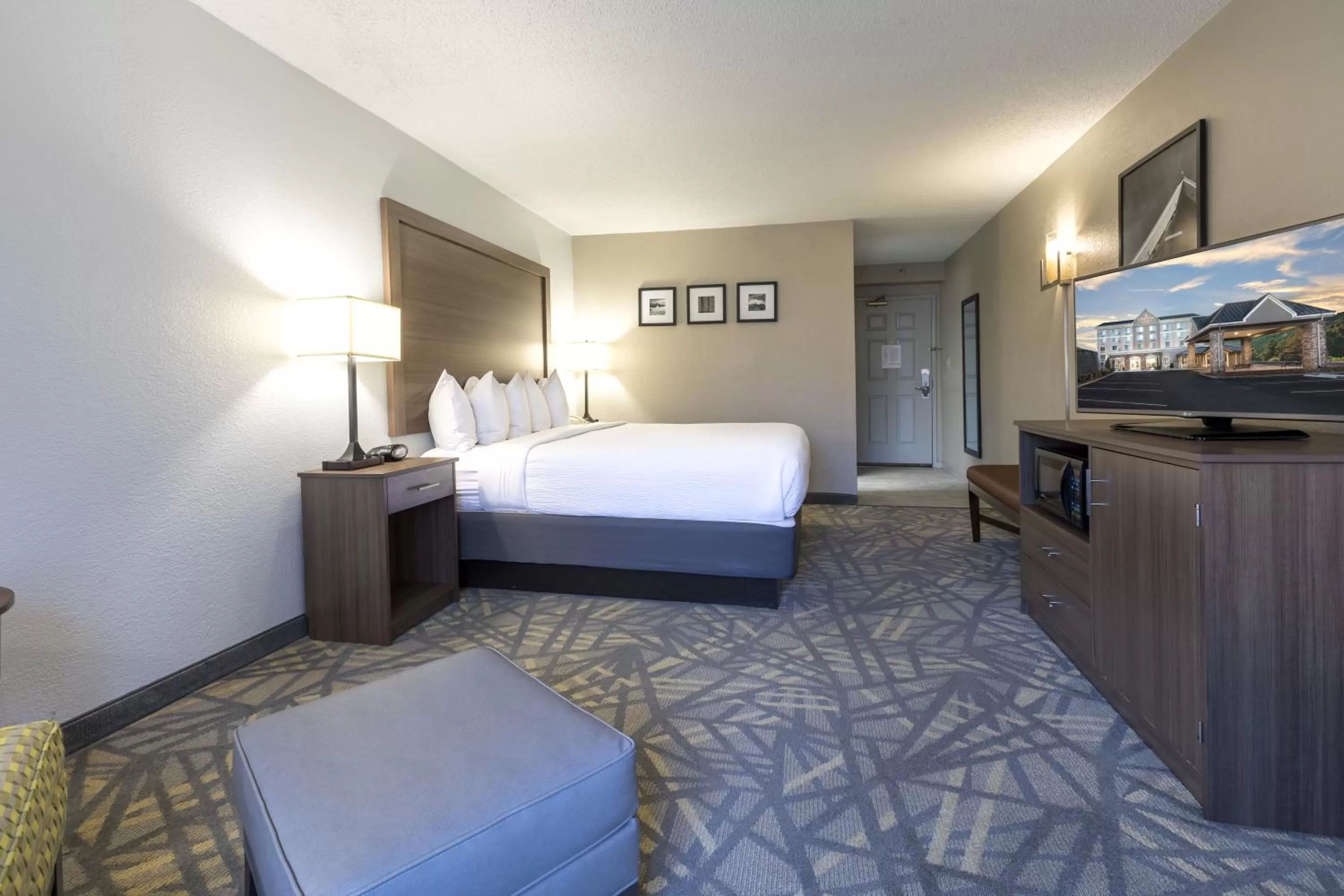 Bedroom, Bed in Country Inn & Suites by Radisson Asheville Downtown Tunnel Road