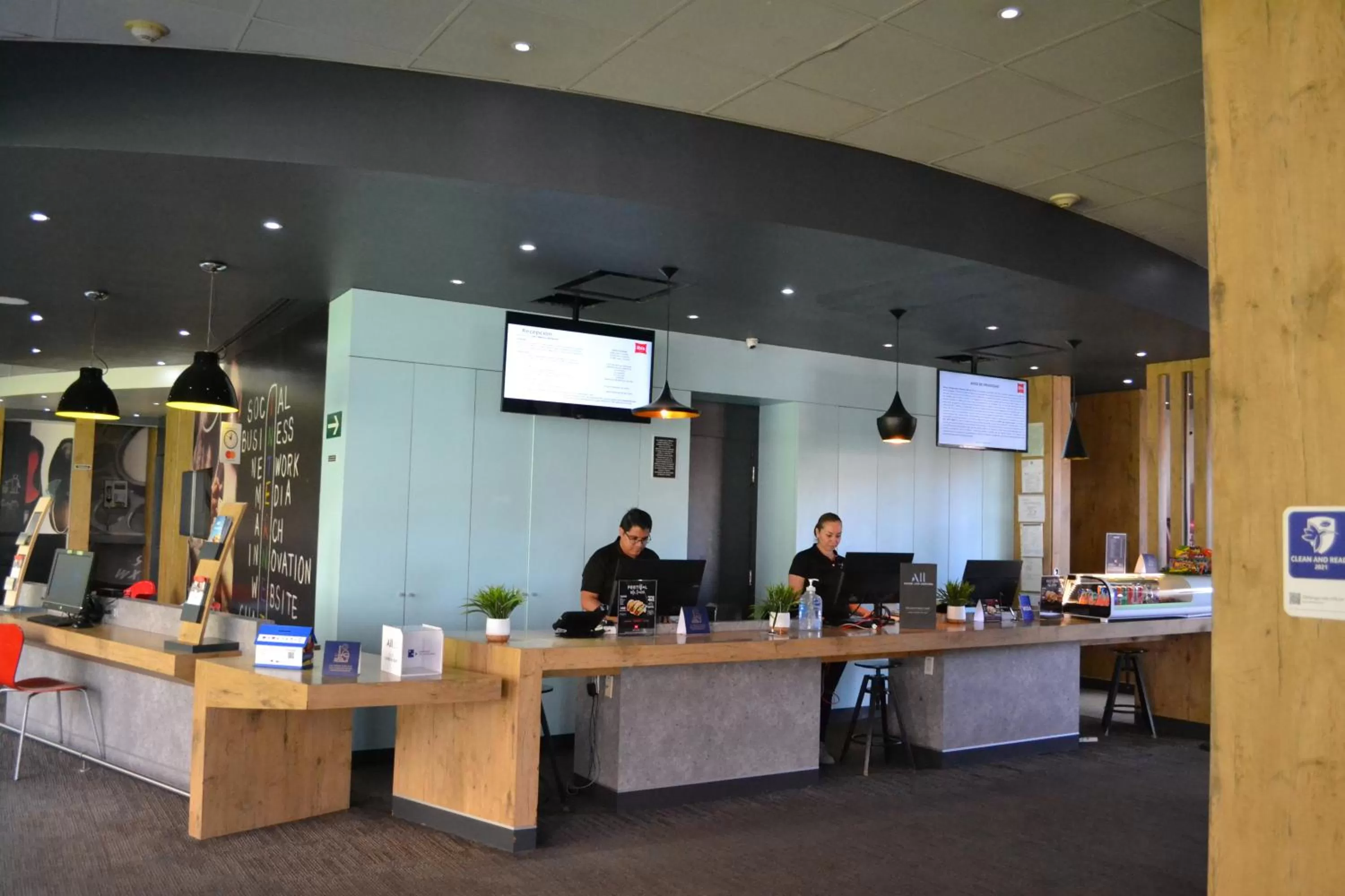 People in Ibis Mexico Perinorte