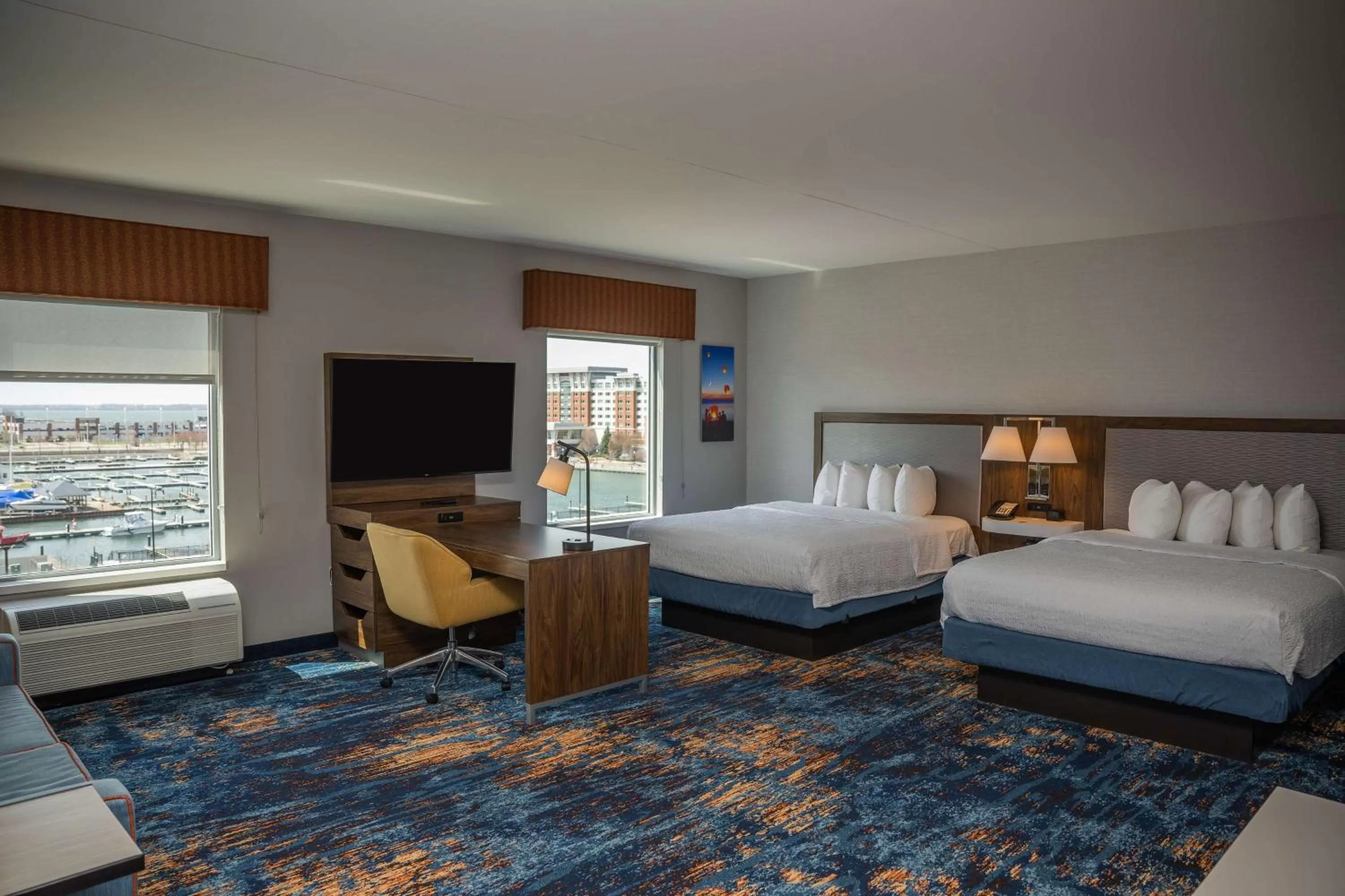 Bedroom, Bed in Hampton Inn & Suites Erie Bayfront