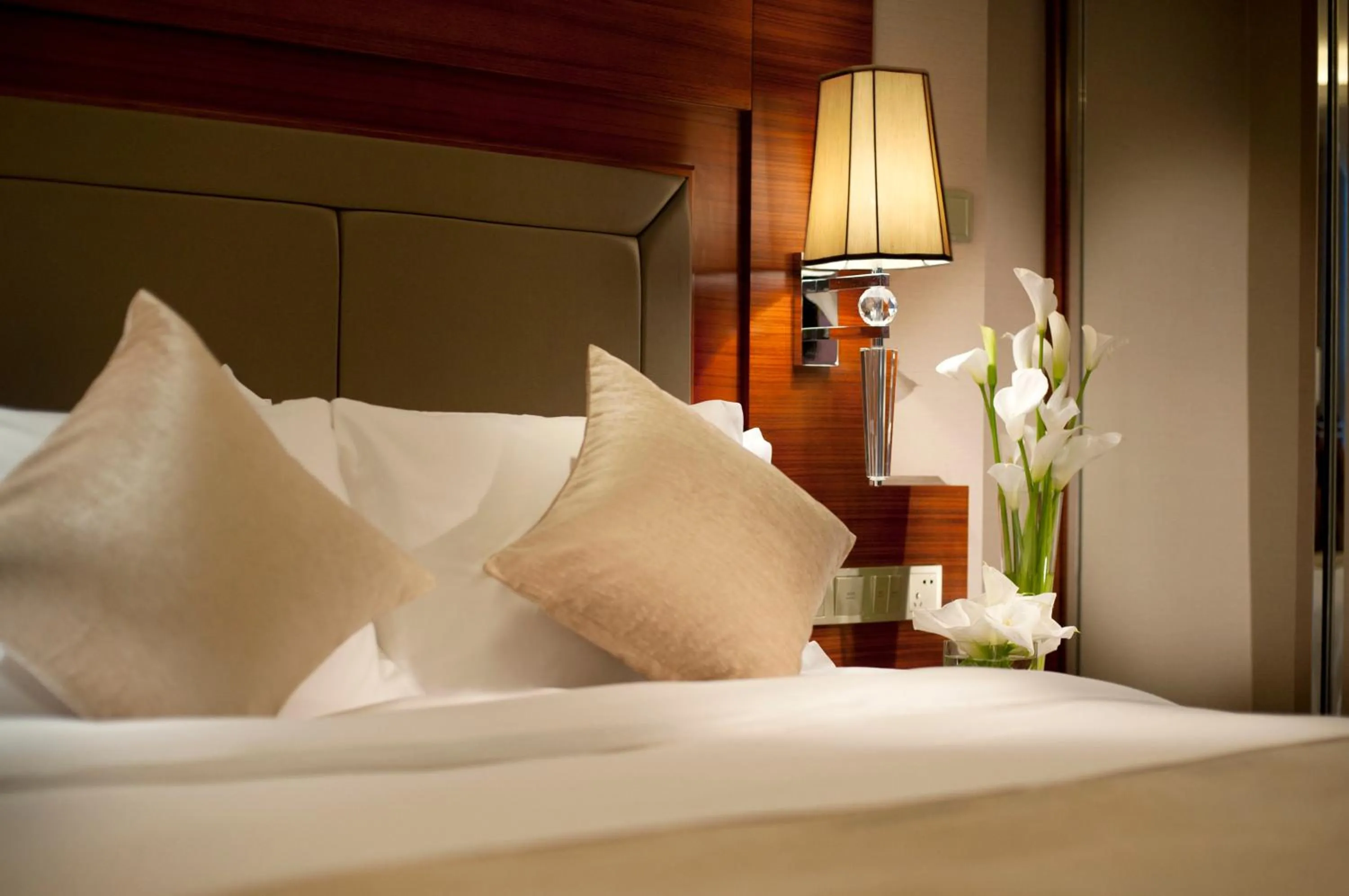 Photo of the whole room, Bed in Crowne Plaza Shenyang Parkview, an IHG Hotel