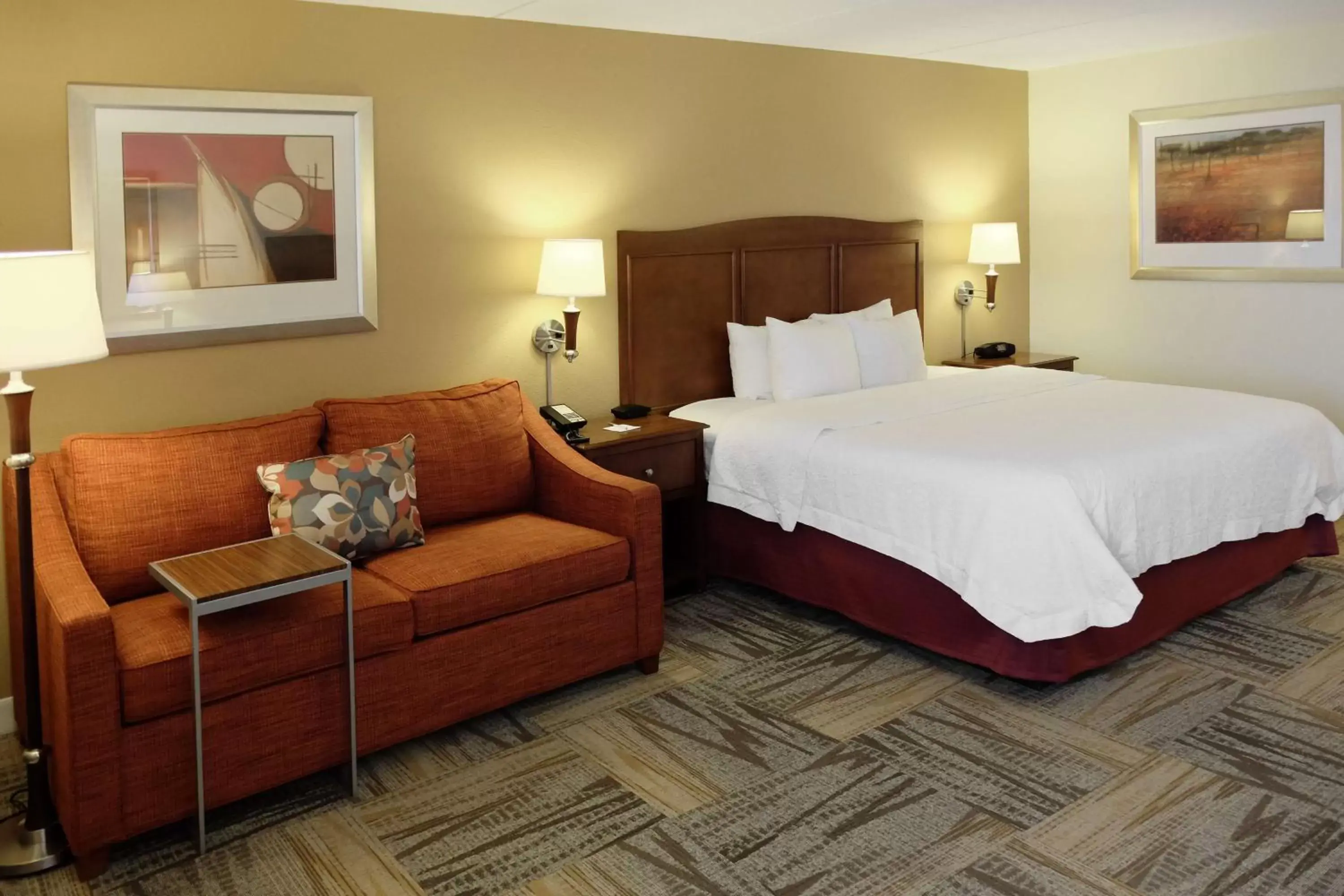 Living room, Bed in Hampton Inn Lima