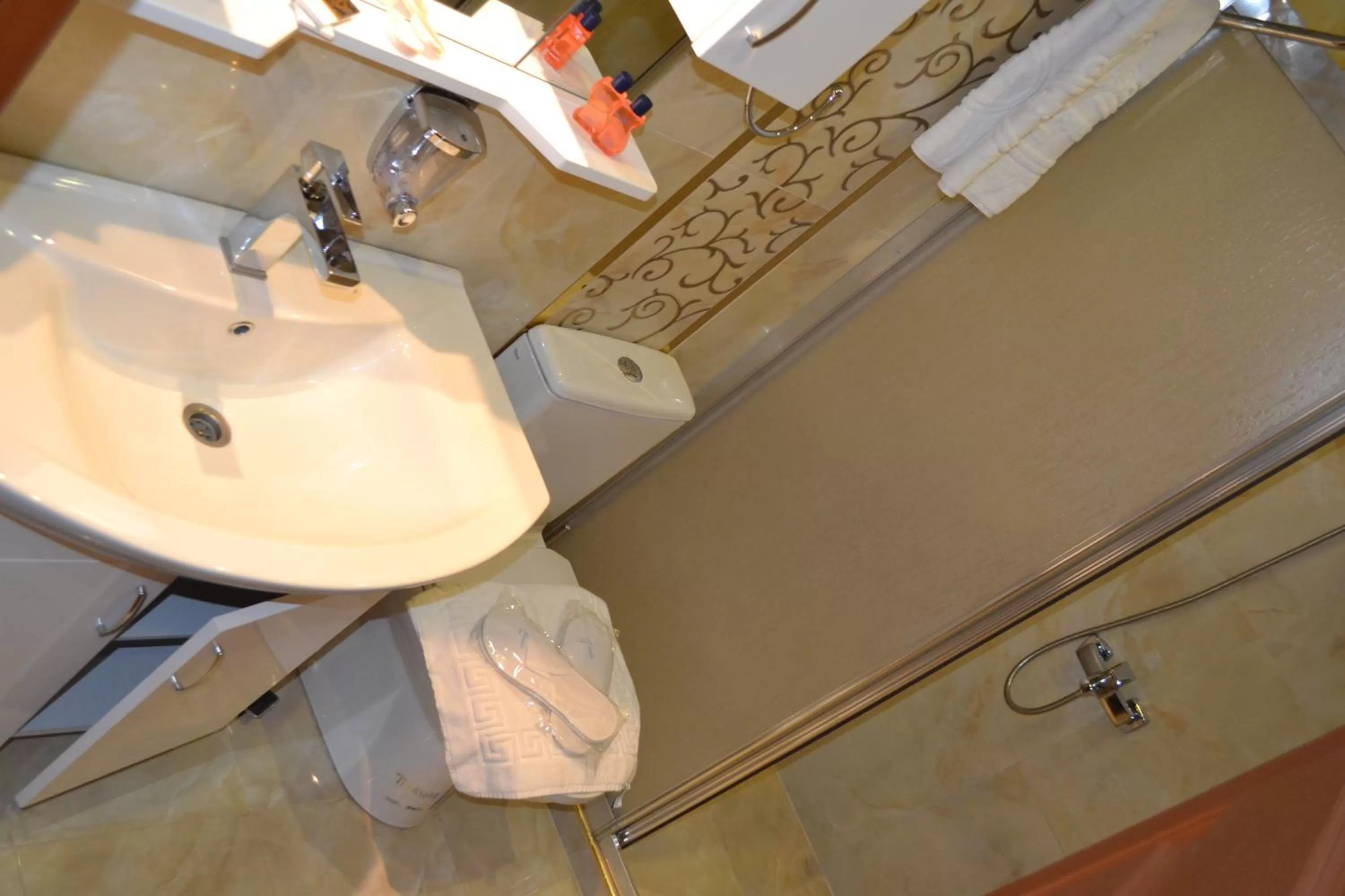 Shower in Seven Days Hotel - İstanbul