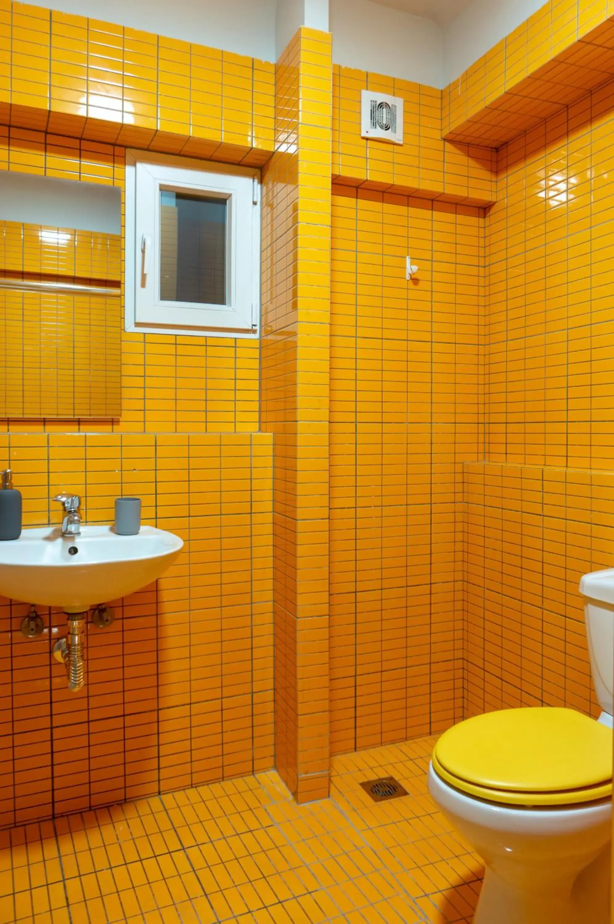 Bathroom in Dioskouros Hostel