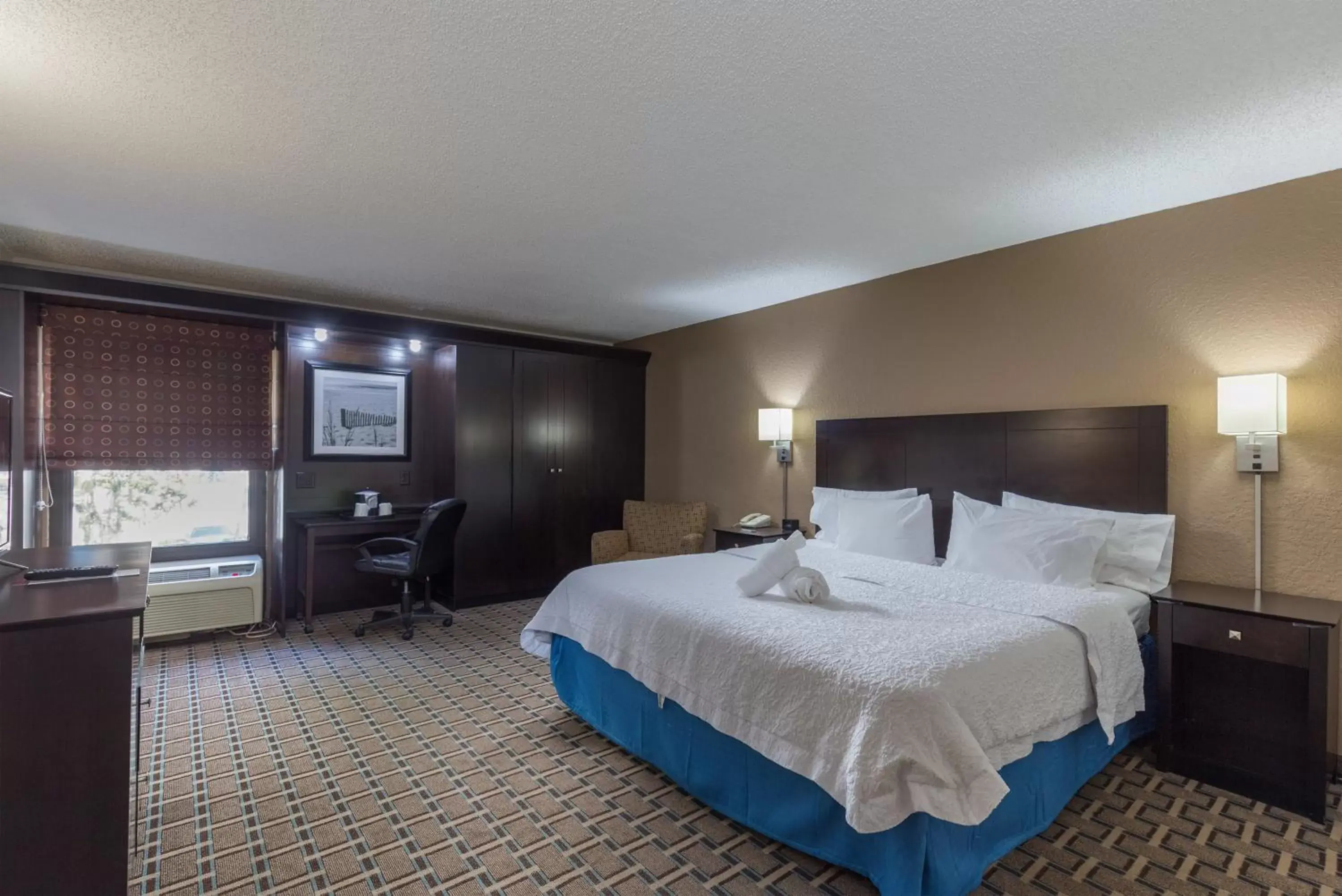 Photo of the whole room, Bed in Brandon Center Hotel