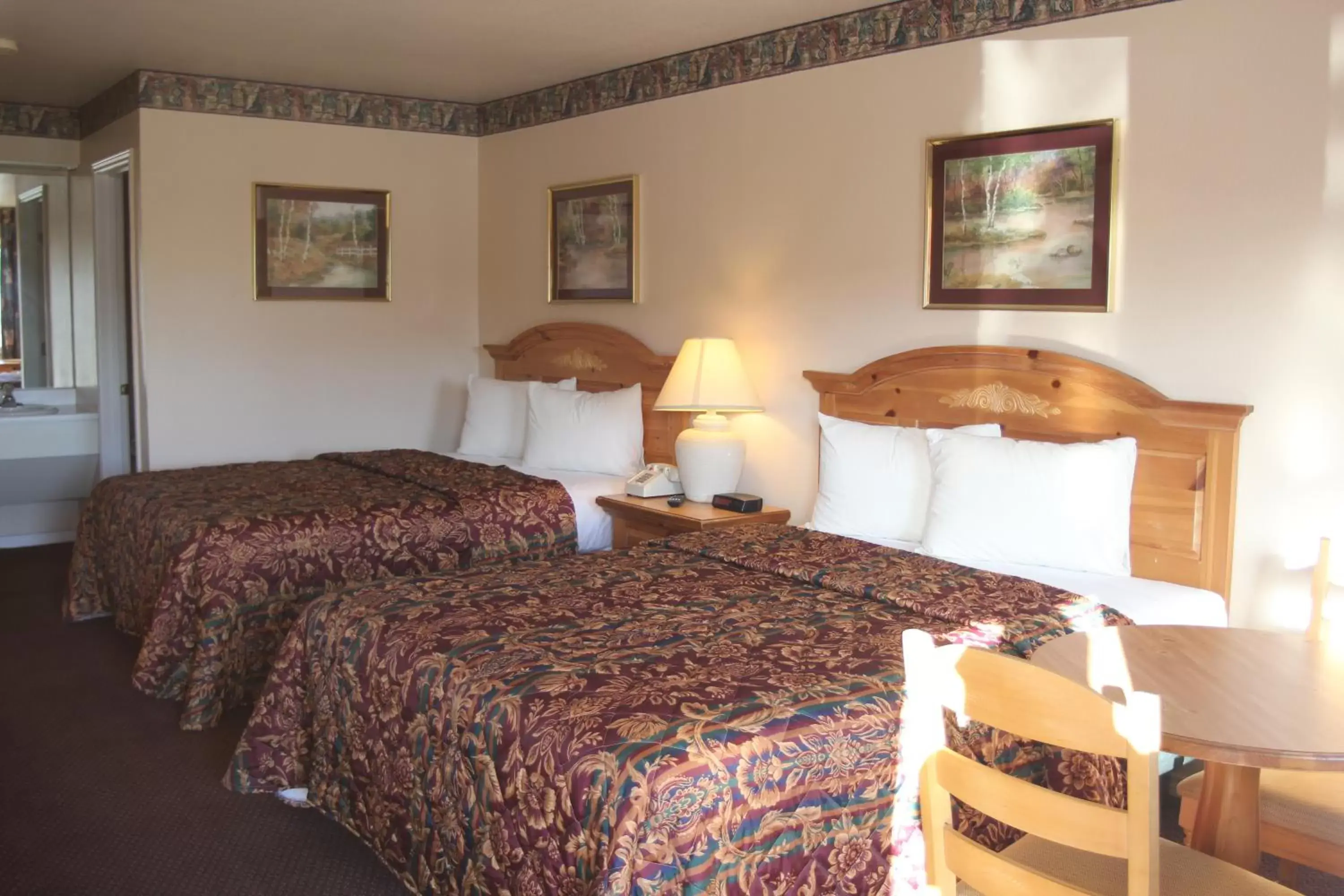 Photo of the whole room, Bed in Lakeside Inn & Suites