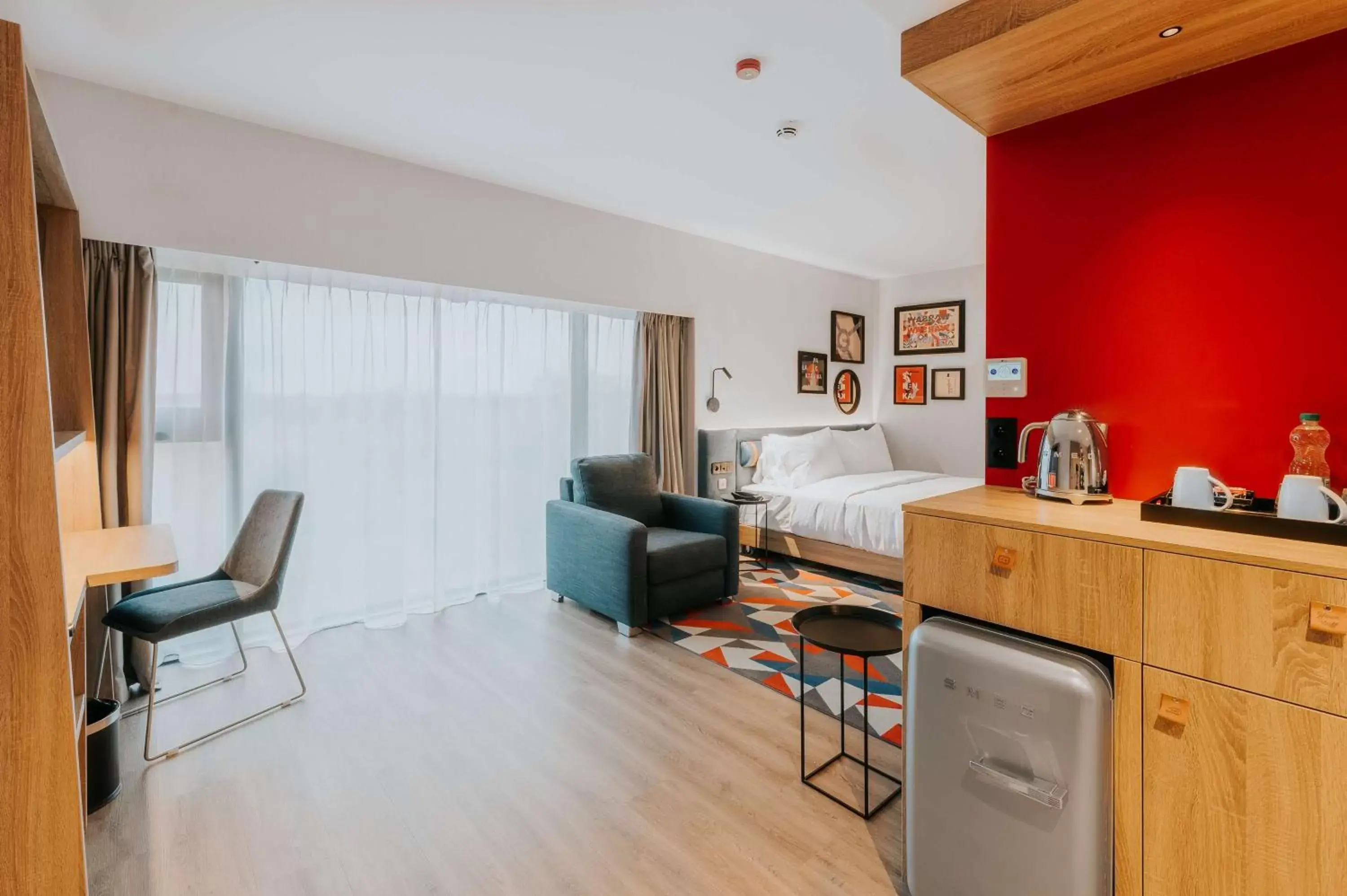 Bedroom, Kitchen/Kitchenette in Hampton By Hilton Warsaw Reduta