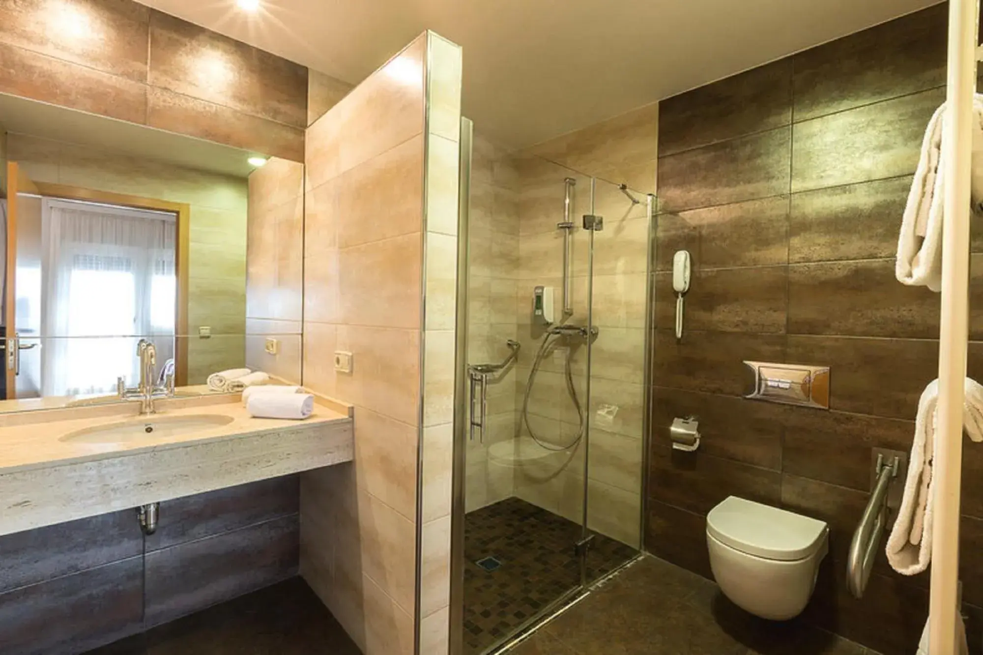 Bed, Bathroom in Hotel Santamaria