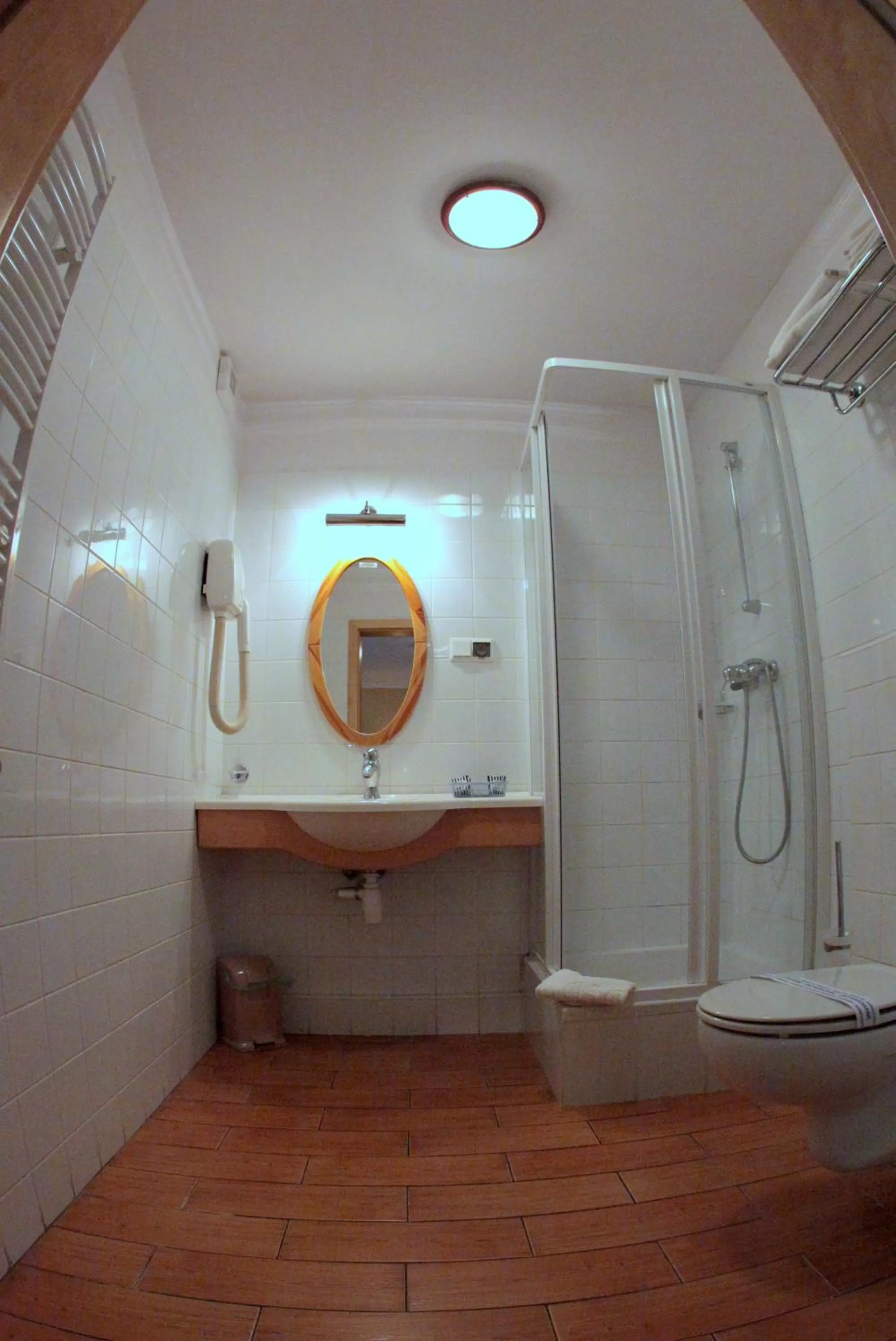 Bathroom in Dedek Park - historyczny dworek w pięknym Parku Skaryszewskim obok Stadionu Narodowego