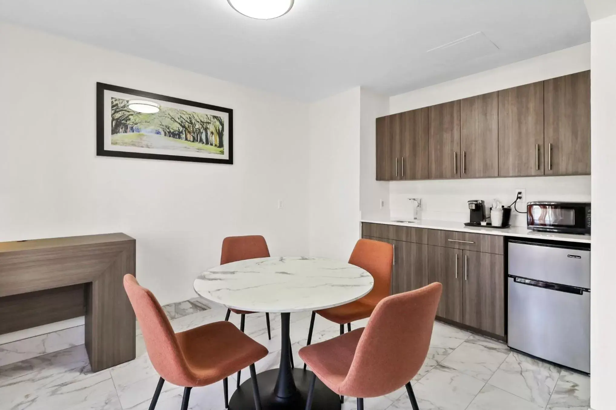 Seating area, Kitchen/Kitchenette in La Quinta by Wyndham Atlanta South - Newnan