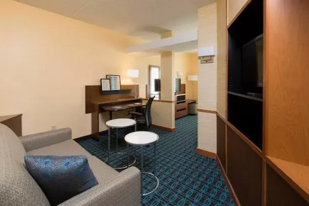 Living room, Seating Area in Fairfield Inn & Suites by Marriott Newark Liberty International Airport