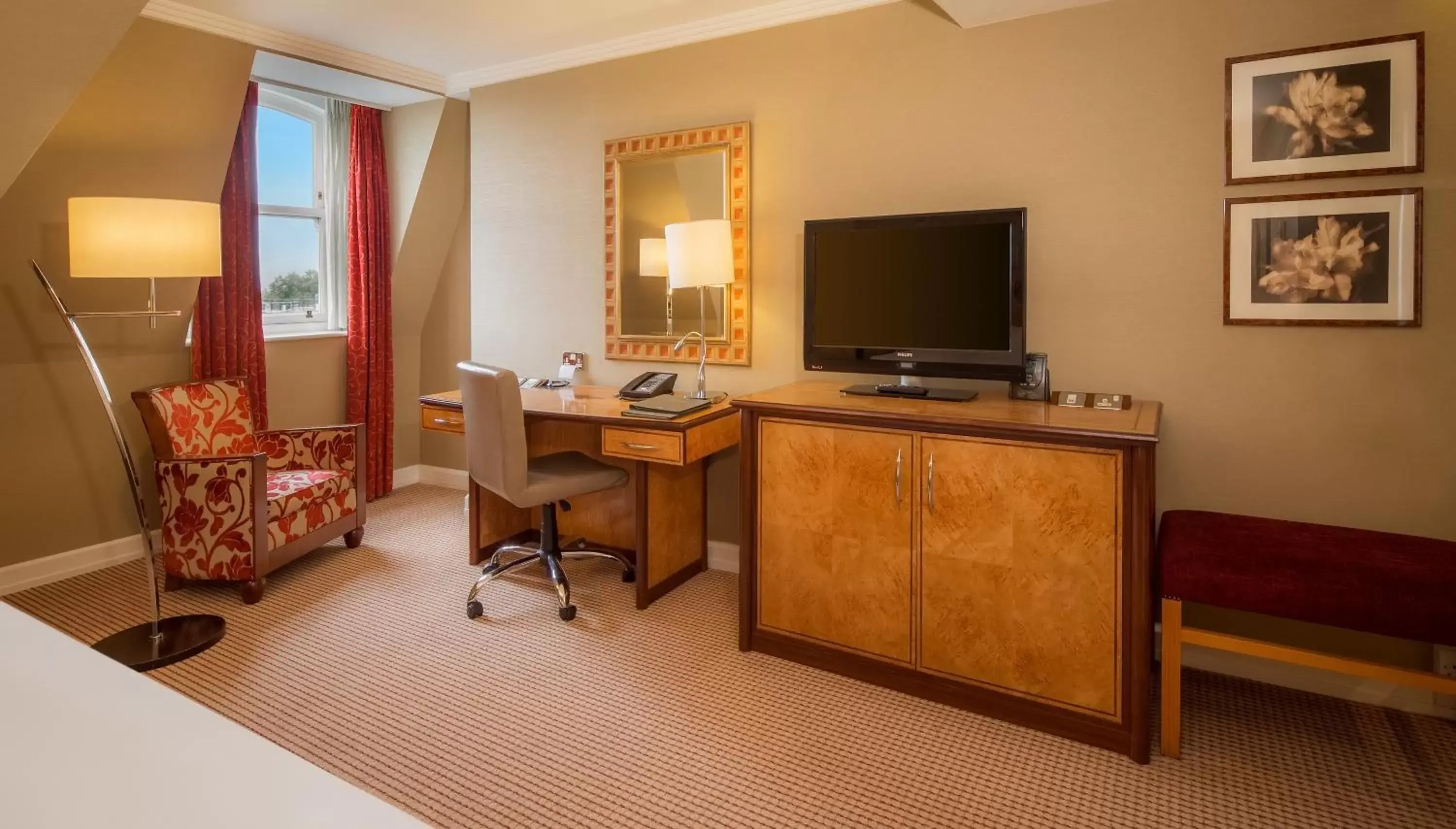 Bedroom, TV/Entertainment Center in Hilton London Paddington