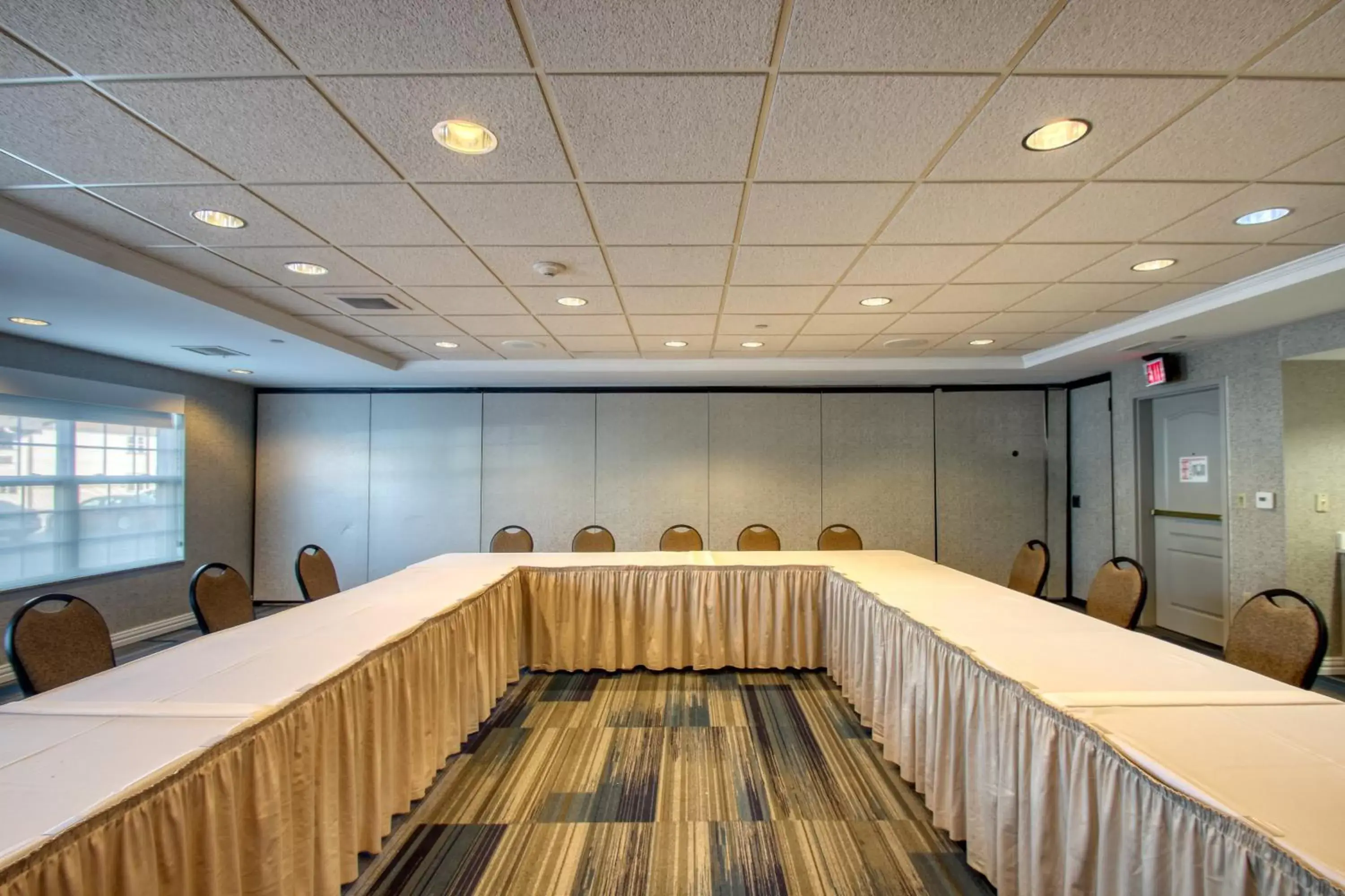 Meeting/conference room in Holiday Inn Express Hotel & Suites Milwaukee Airport, an IHG Hotel