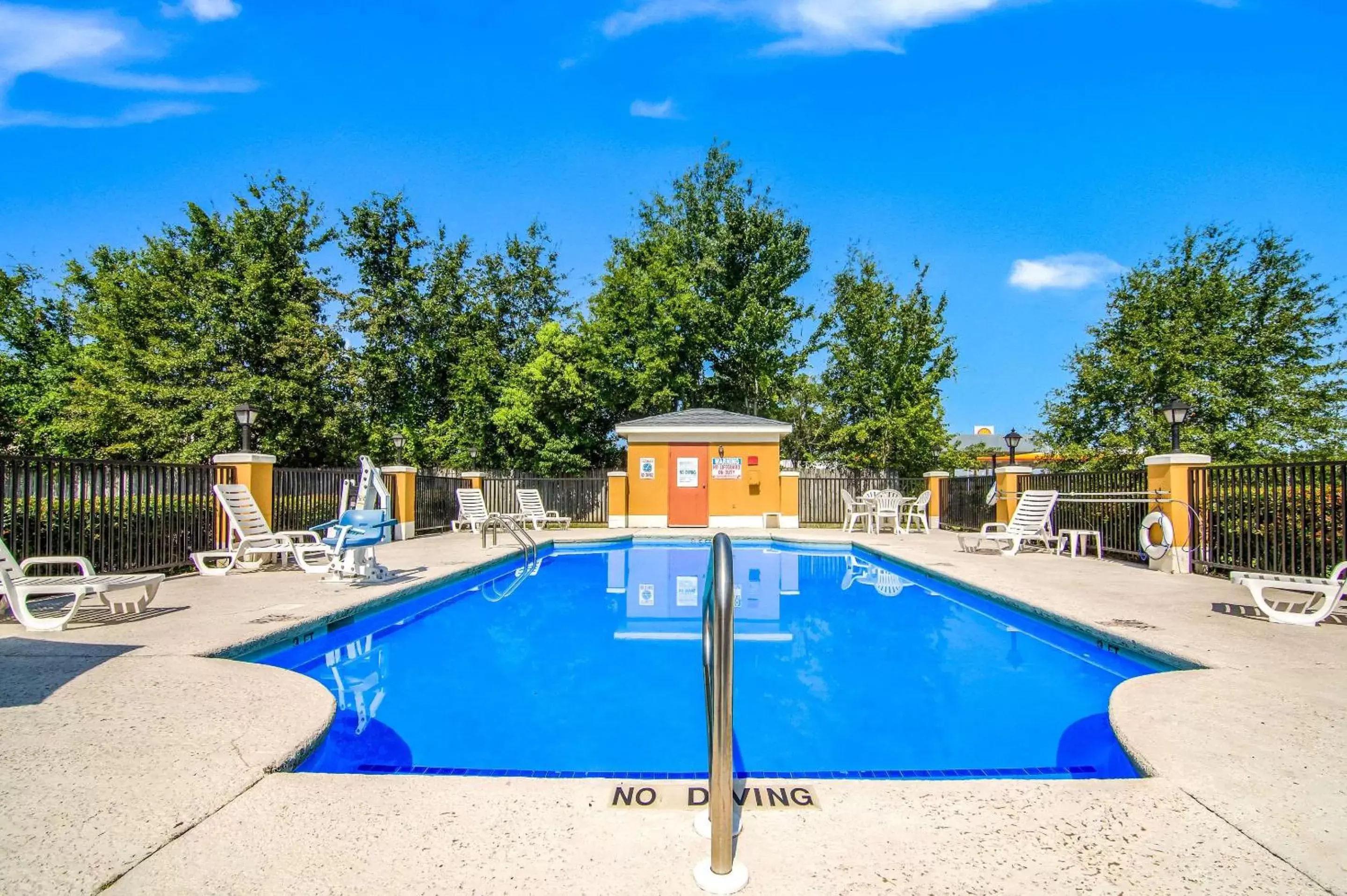 Swimming Pool in Quality Inn Saraland