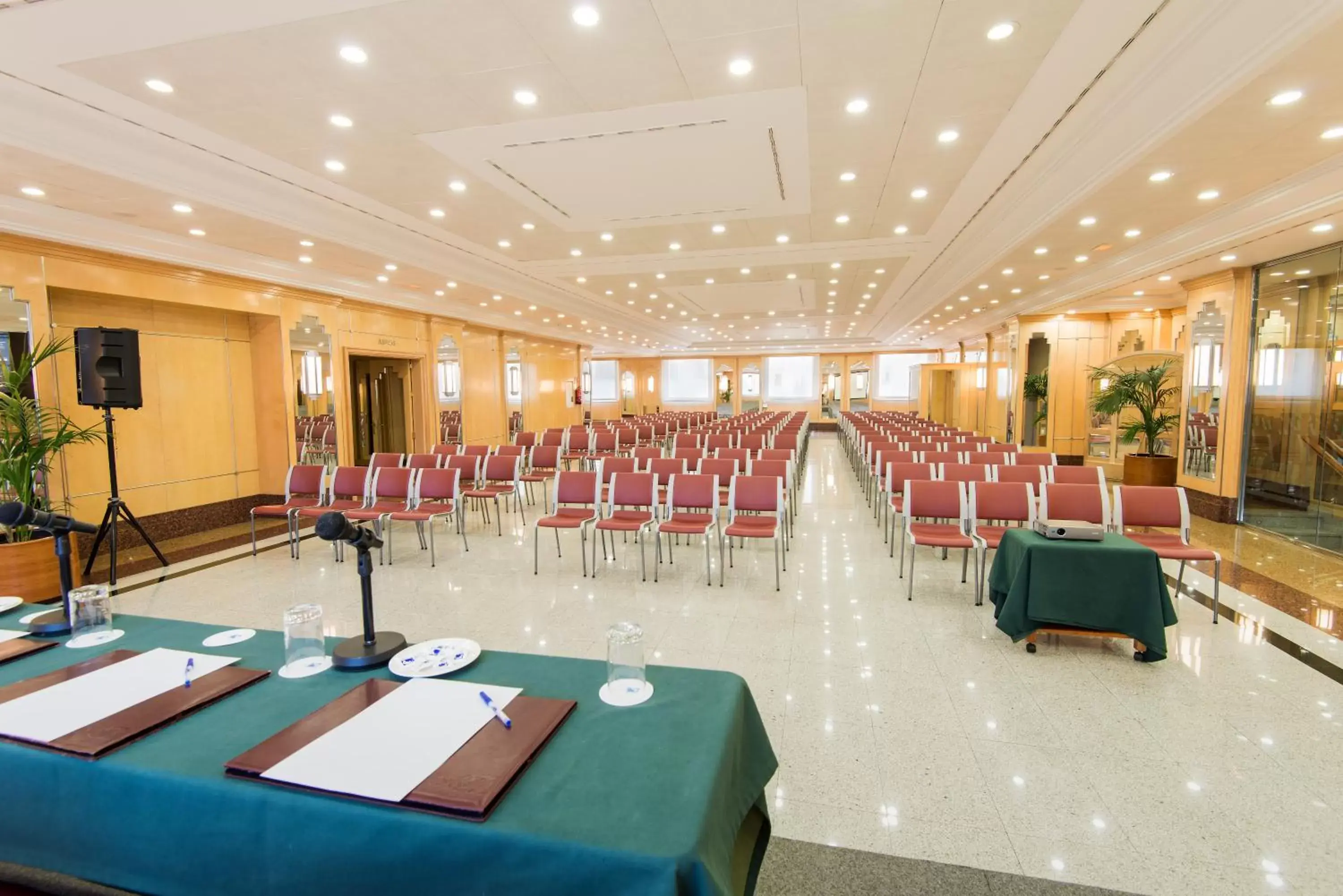 Meeting/conference room, Restaurant/Places to Eat in VP Jardín Metropolitano