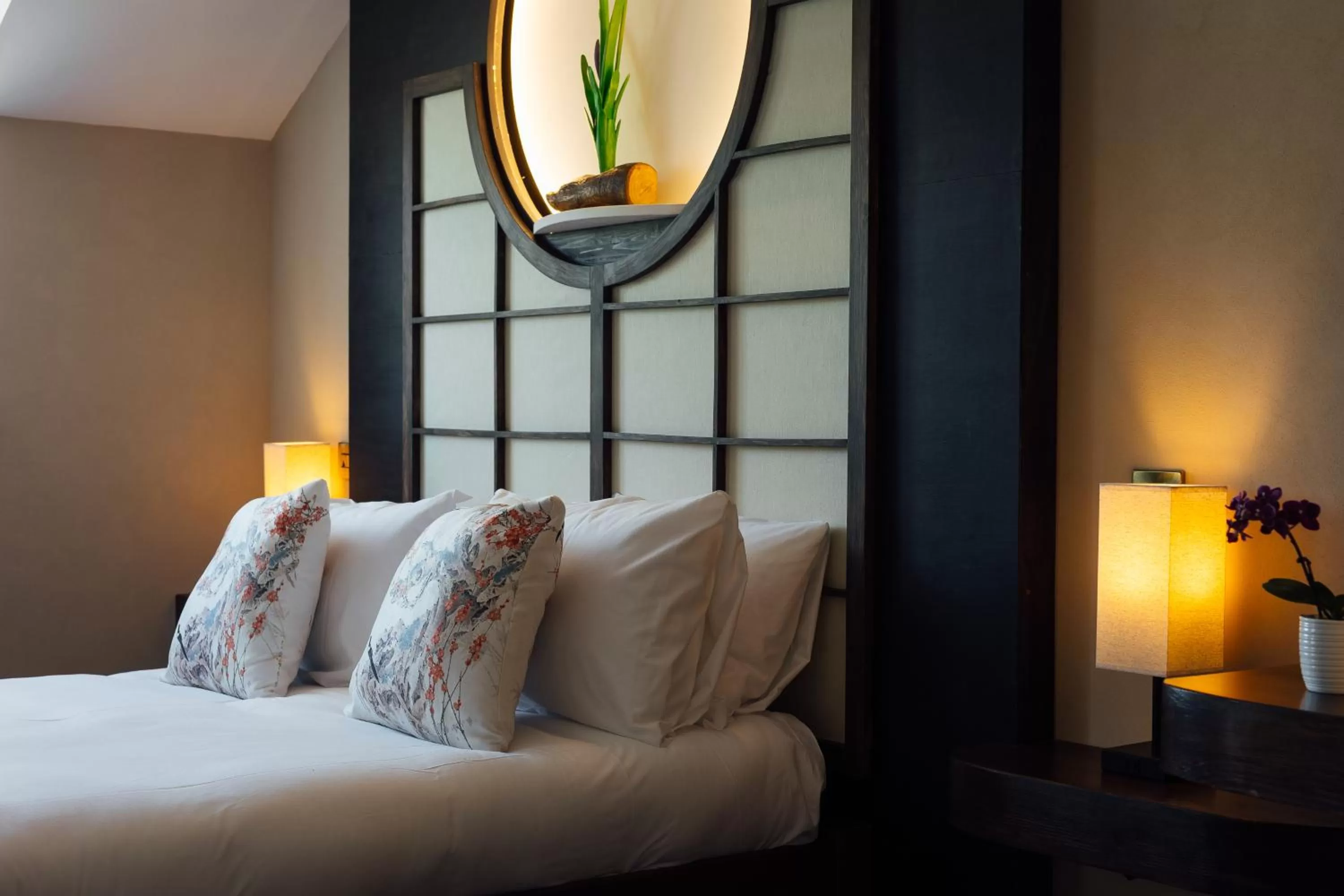 Bed in The Imperial Dragon Hotel