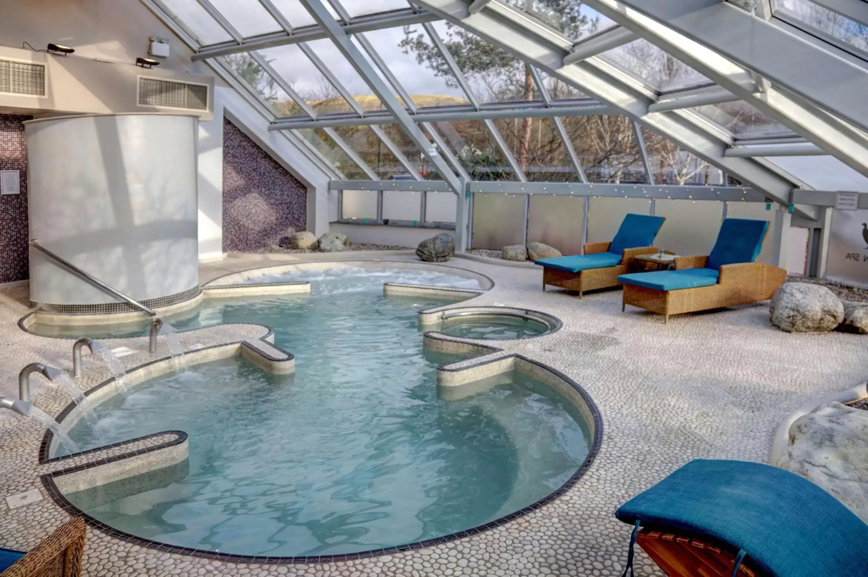 Hot Tub, Swimming Pool in Wild Pheasant Hotel & Spa