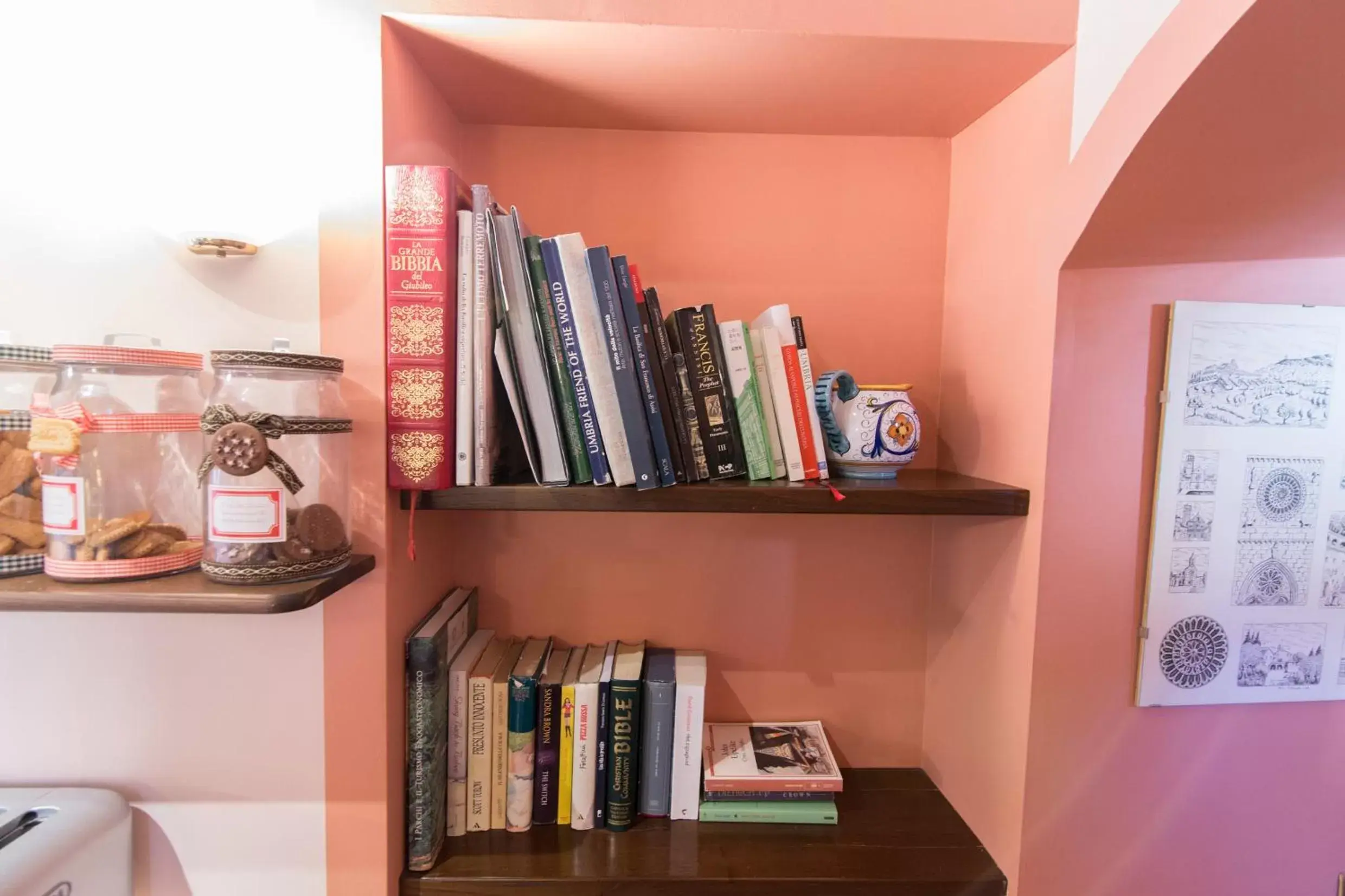 Living room, Library in Hotel Trattoria Pallotta