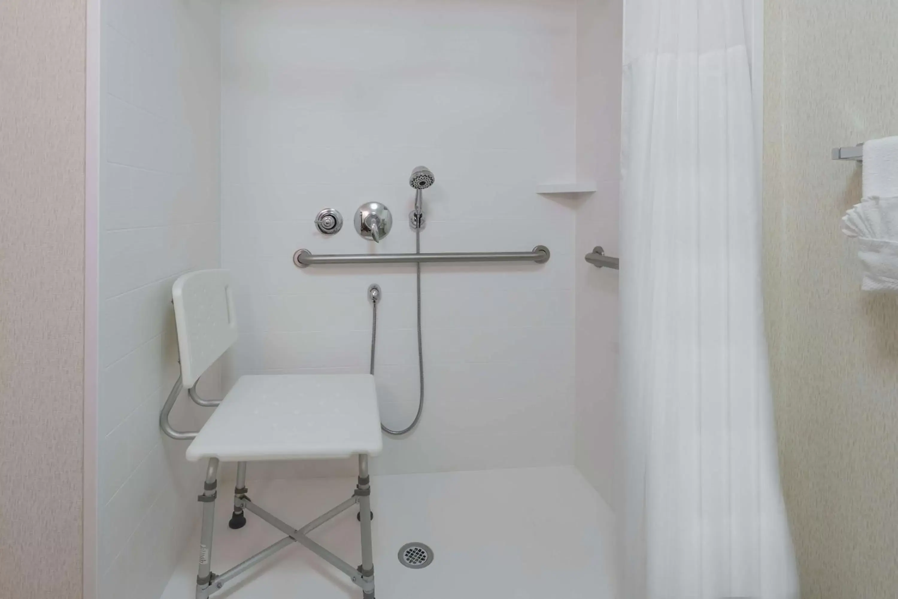 Bathroom in Hampton Inn South Plainfield-Piscataway