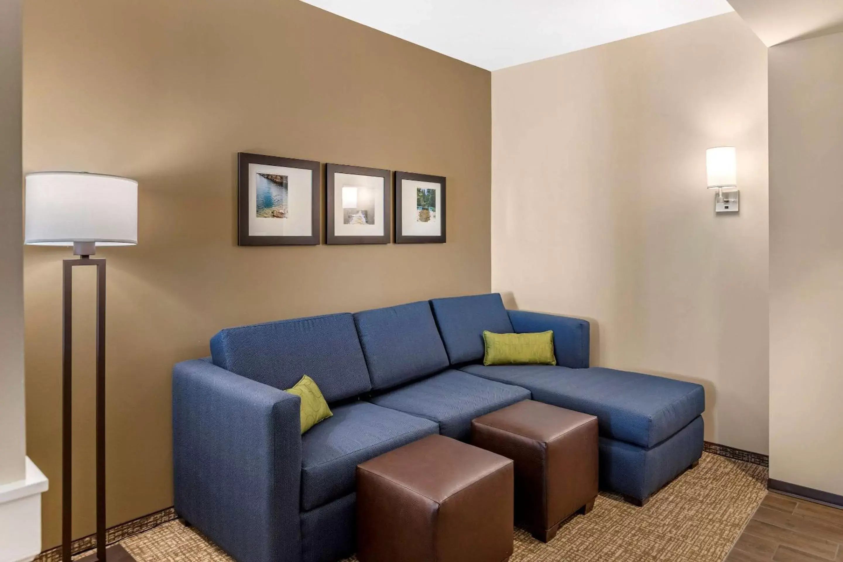 Photo of the whole room, Seating Area in Comfort Inn & Suites