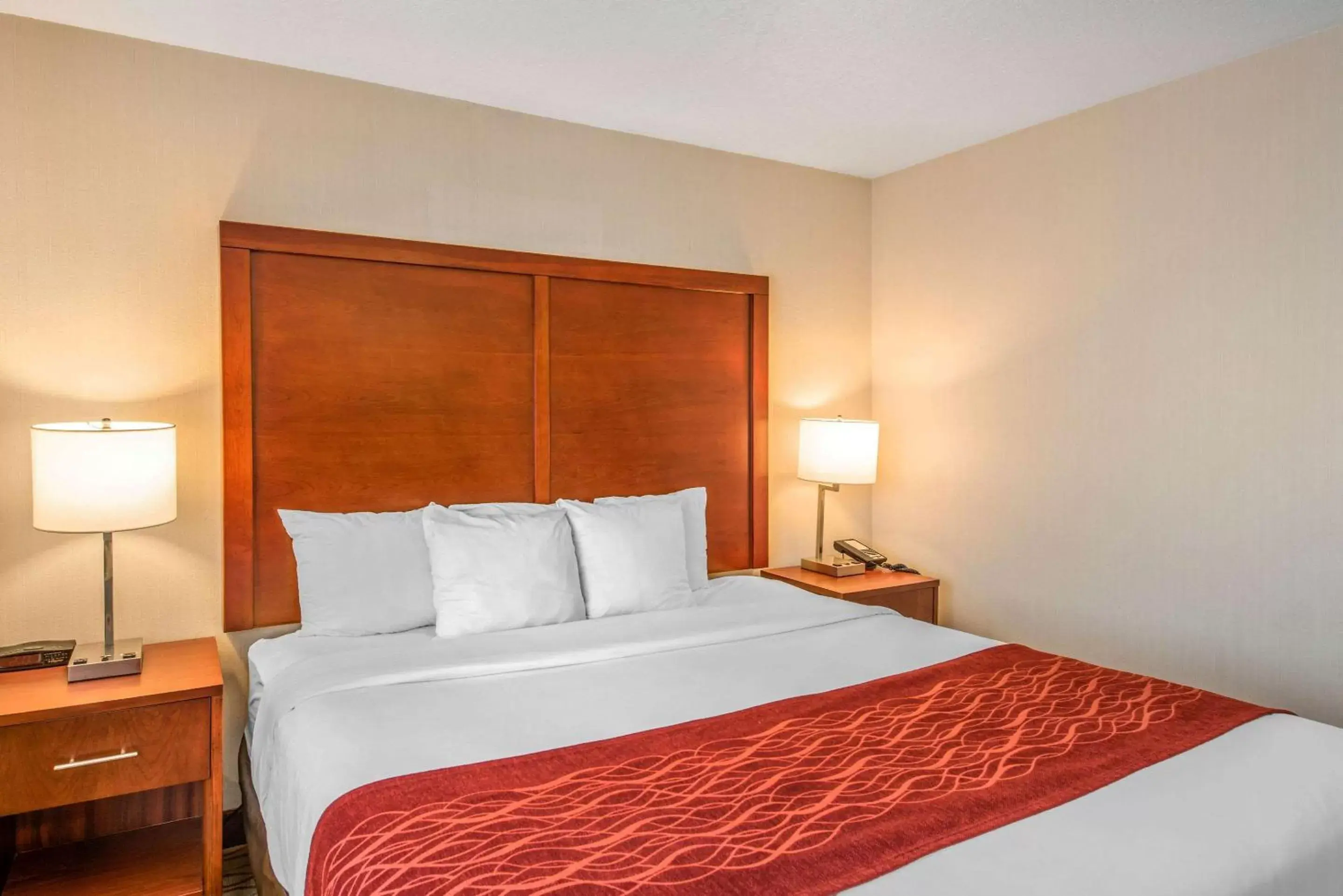 Photo of the whole room, Bed in Comfort Inn Mount Shasta Area