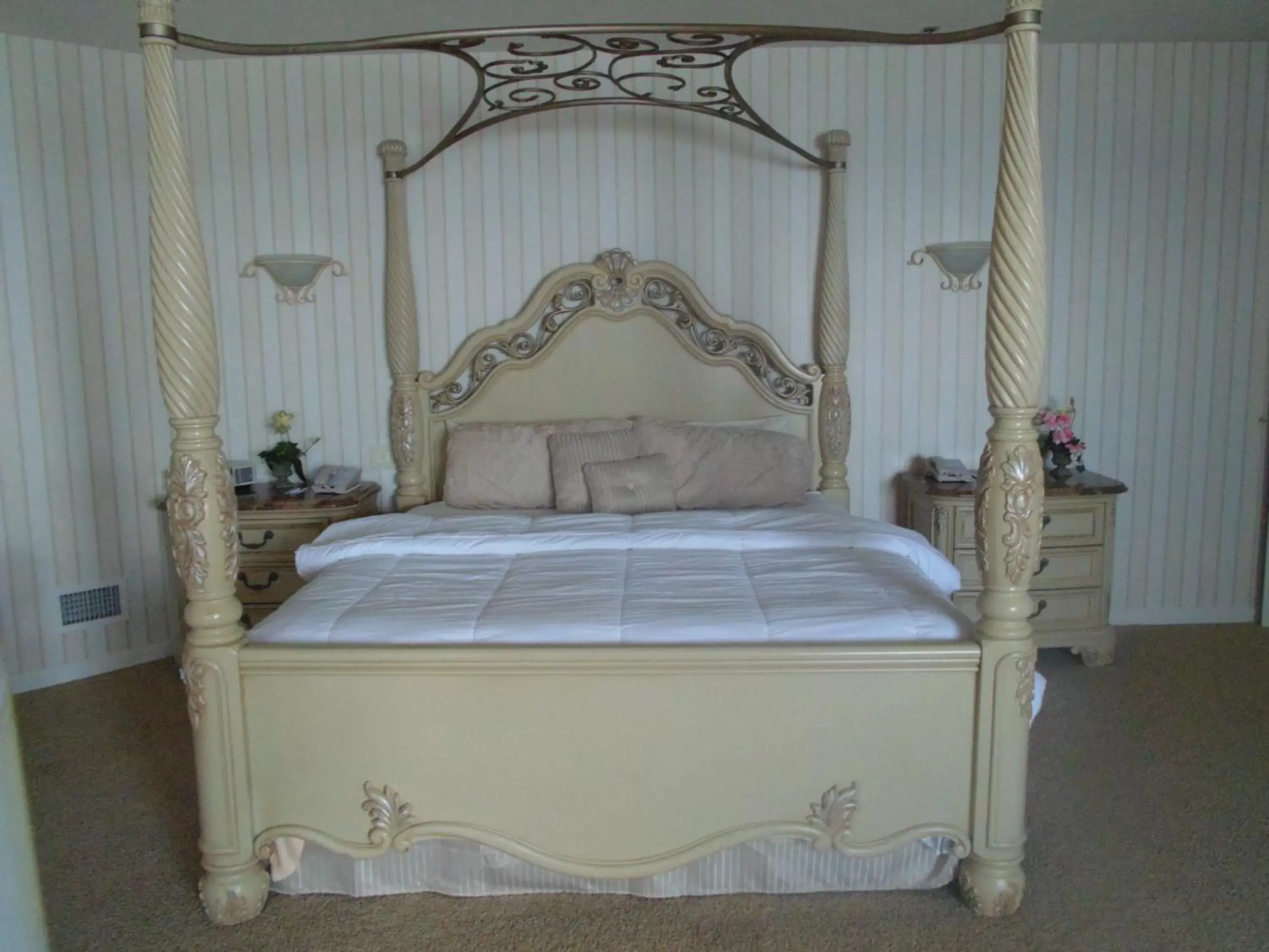 Bed in Lakeside Resort & Conference Center