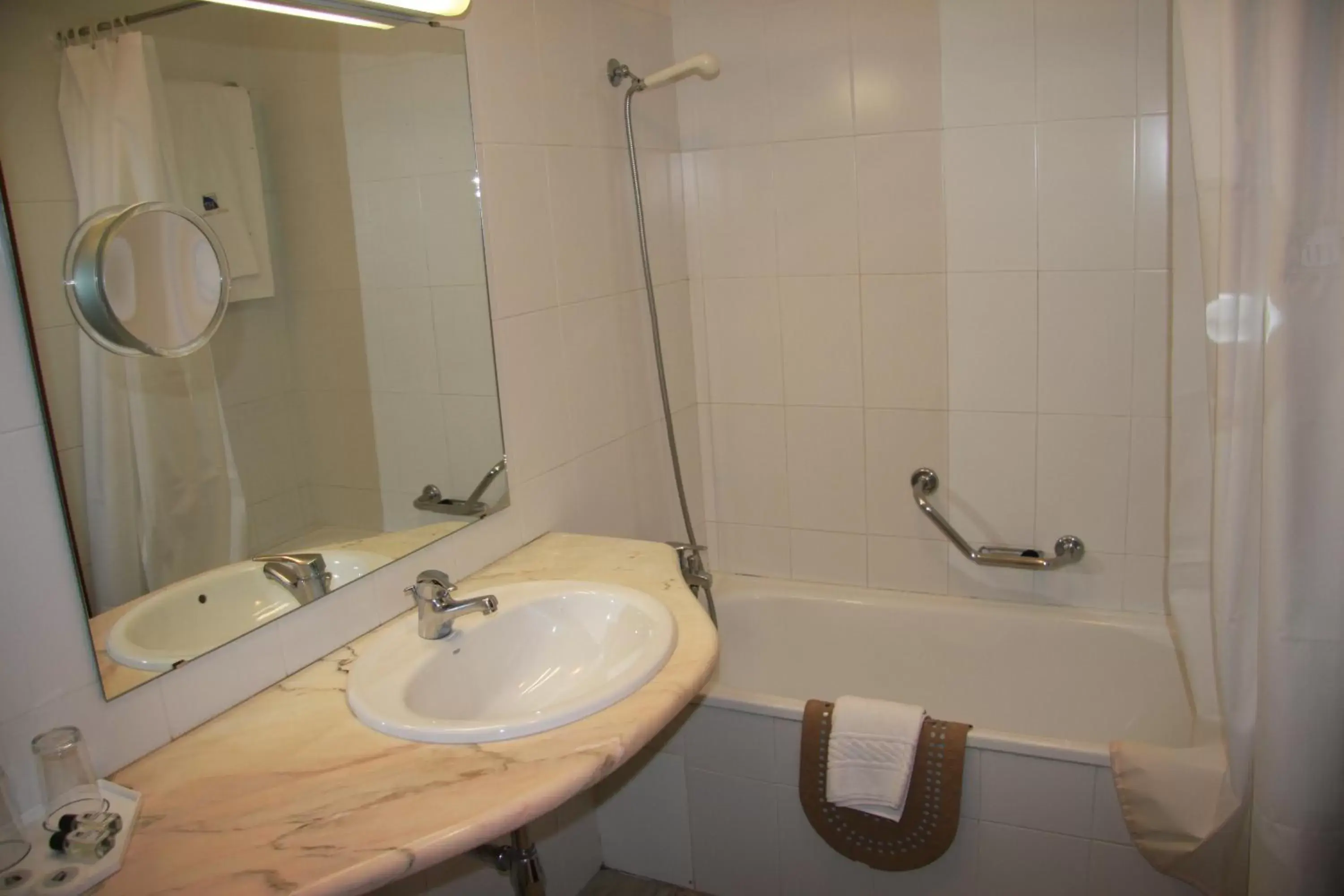 Shower, Bathroom in Hotel Turismo Miranda