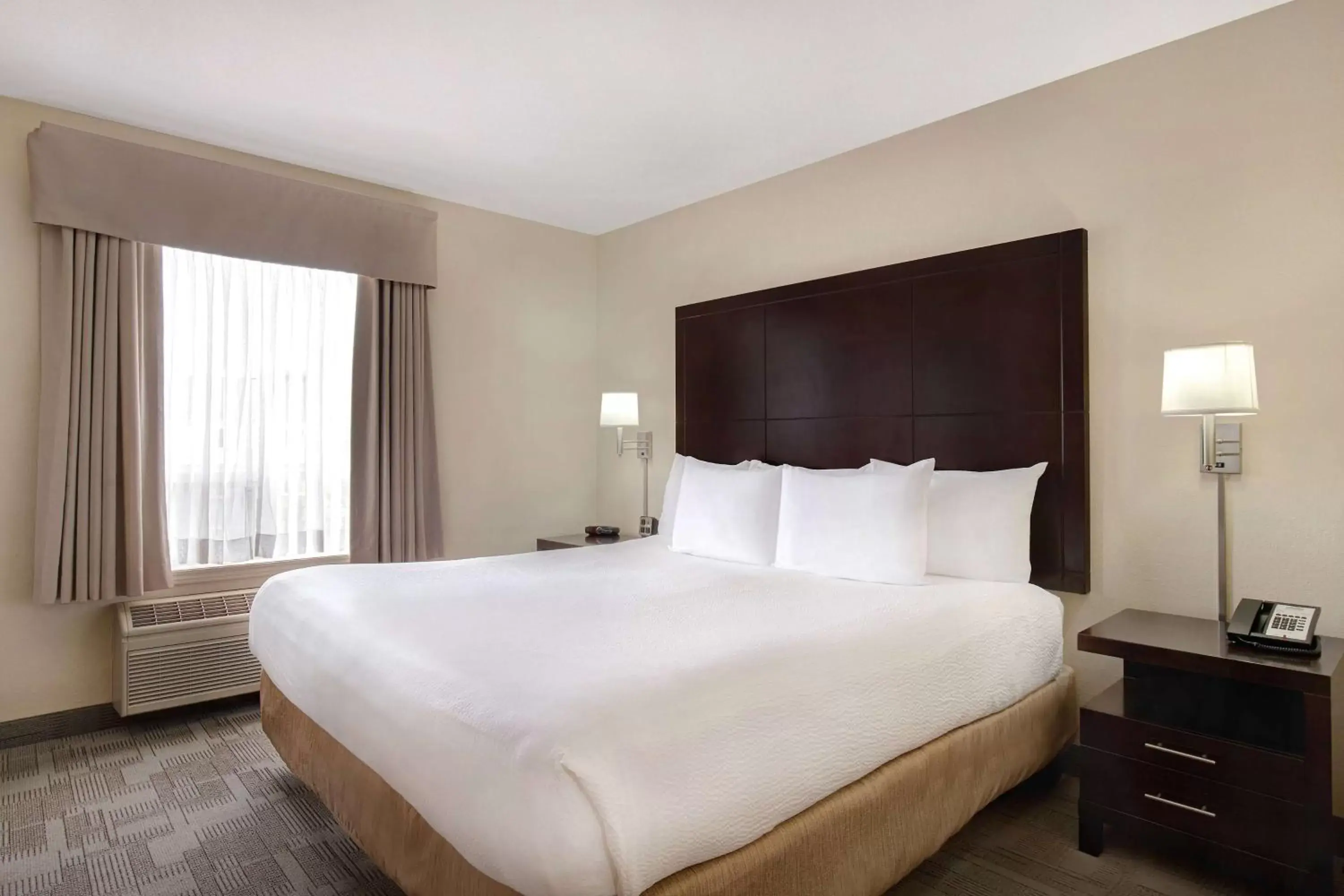 Photo of the whole room, Bed in Days Inn by Wyndham Medicine Hat Photo of the whole room, Bed in Days Inn by Wyndham Medicine Hat