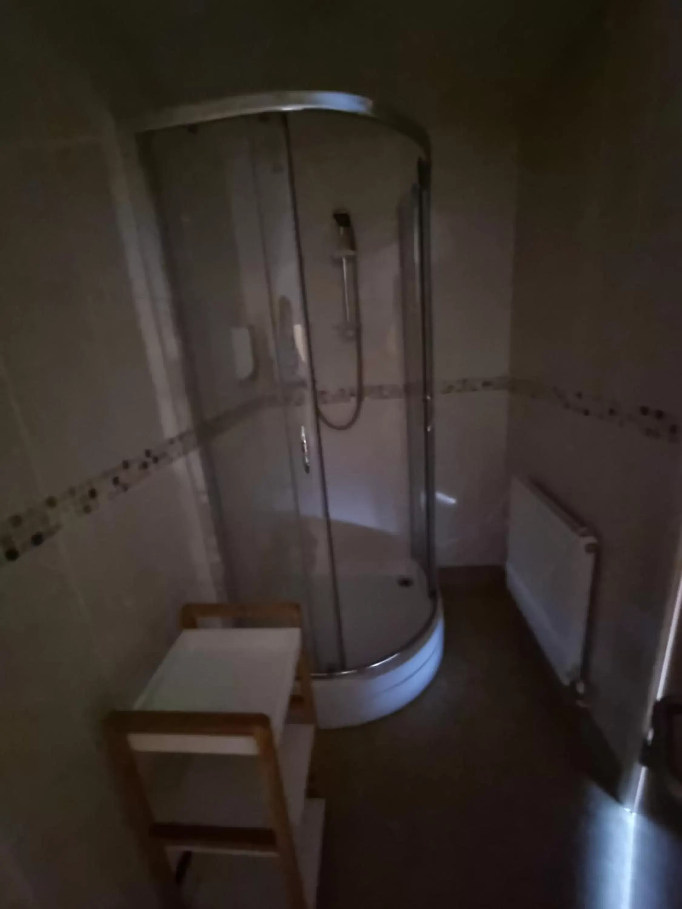 Bathroom in Kings Arms Hotel Ebbw Vale