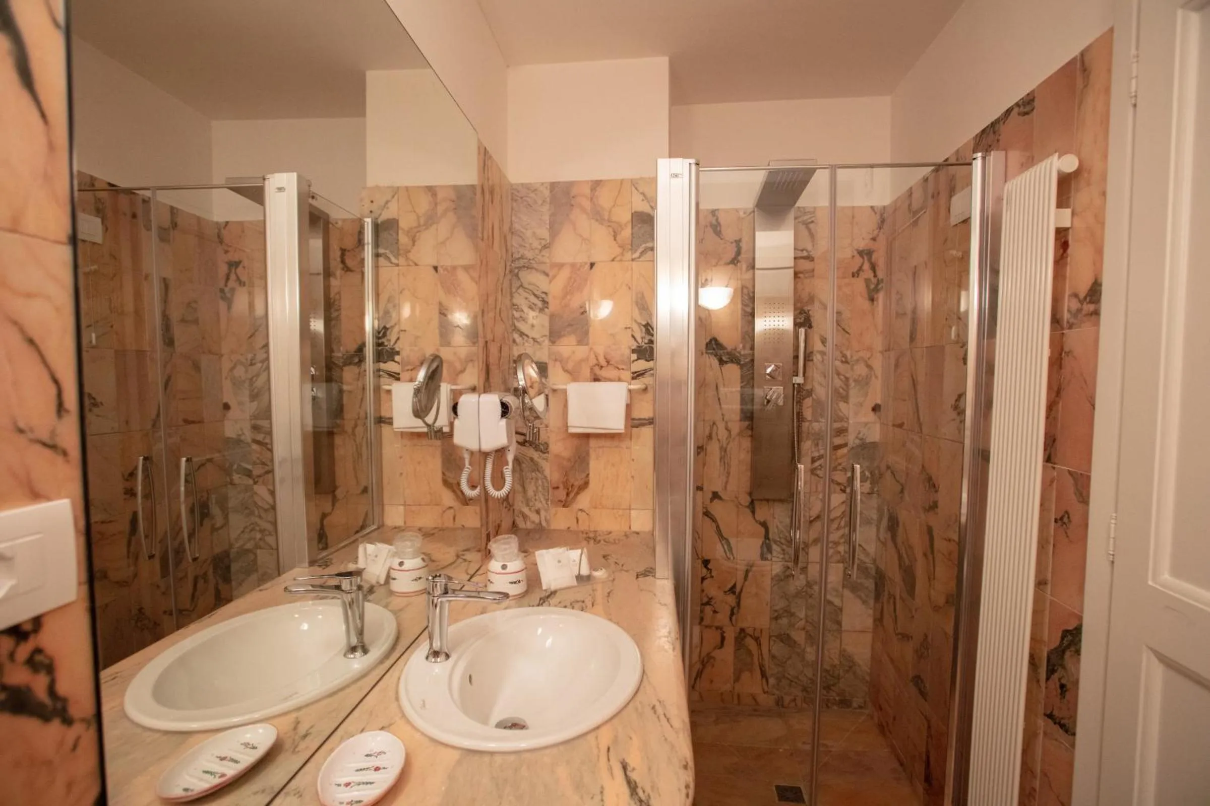 Shower in La Bastiglia