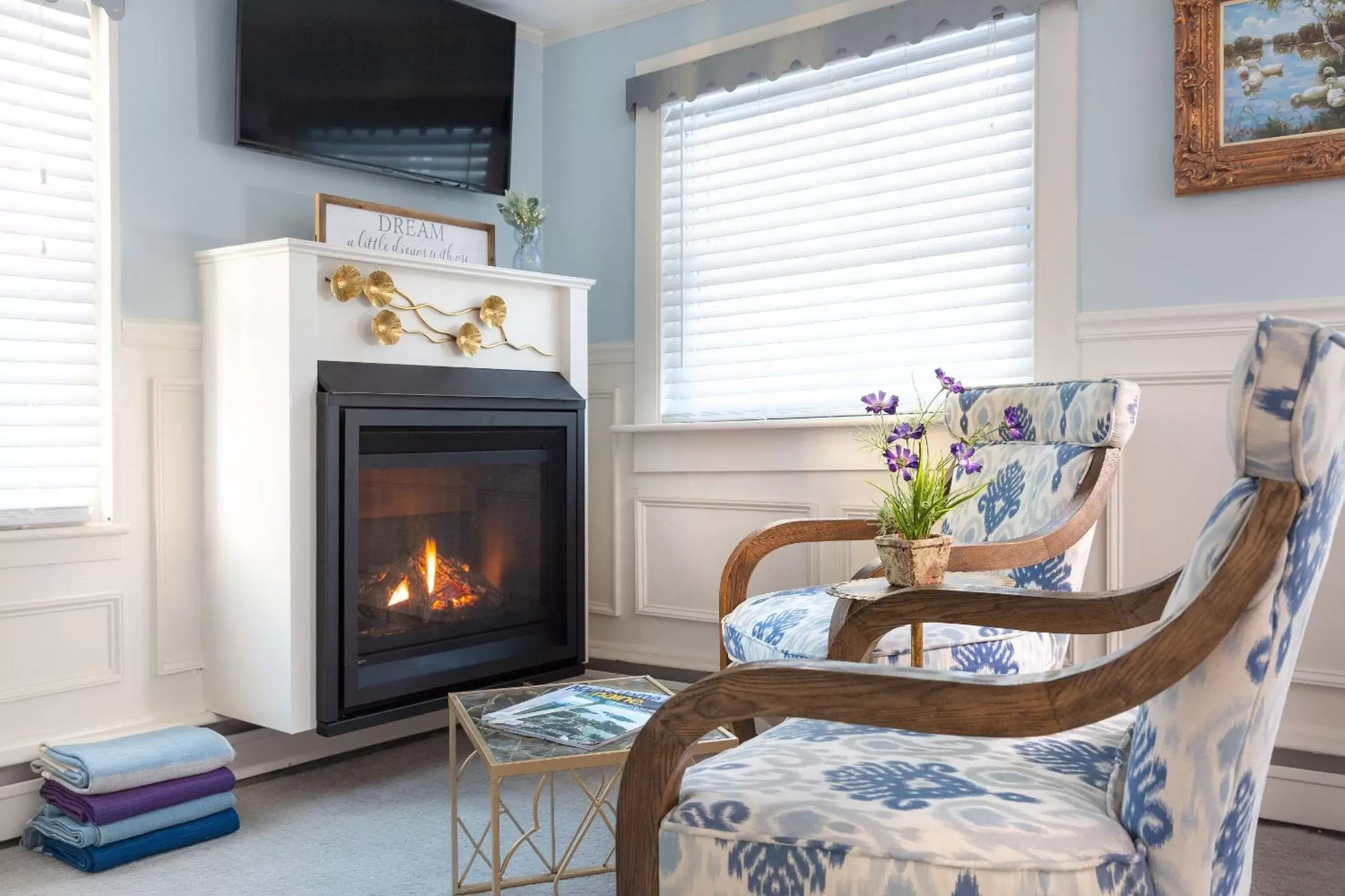 Seating area, TV/Entertainment Center in Hartstone Inn & Hideaway