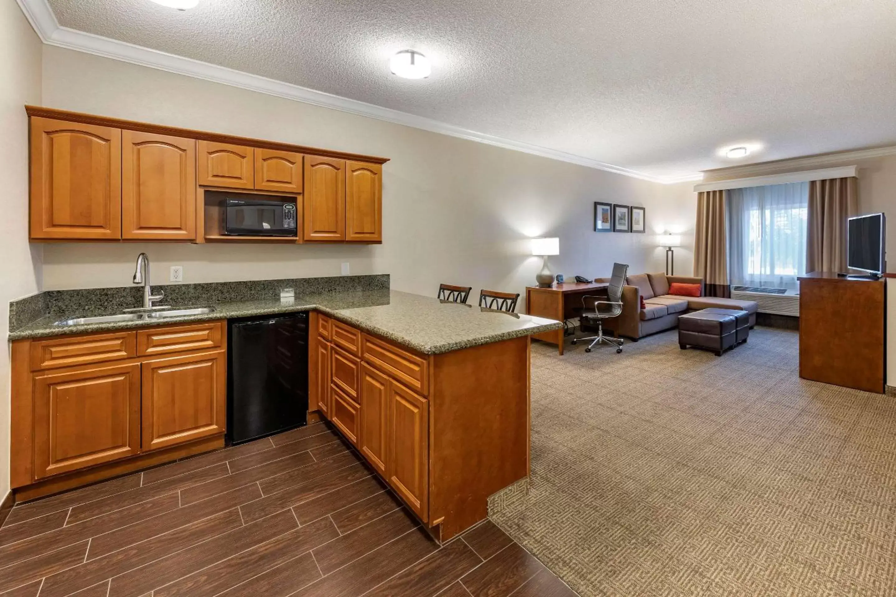 Photo of the whole room, Kitchen/Kitchenette in Comfort Suites Near Six Flags Magic Mountain