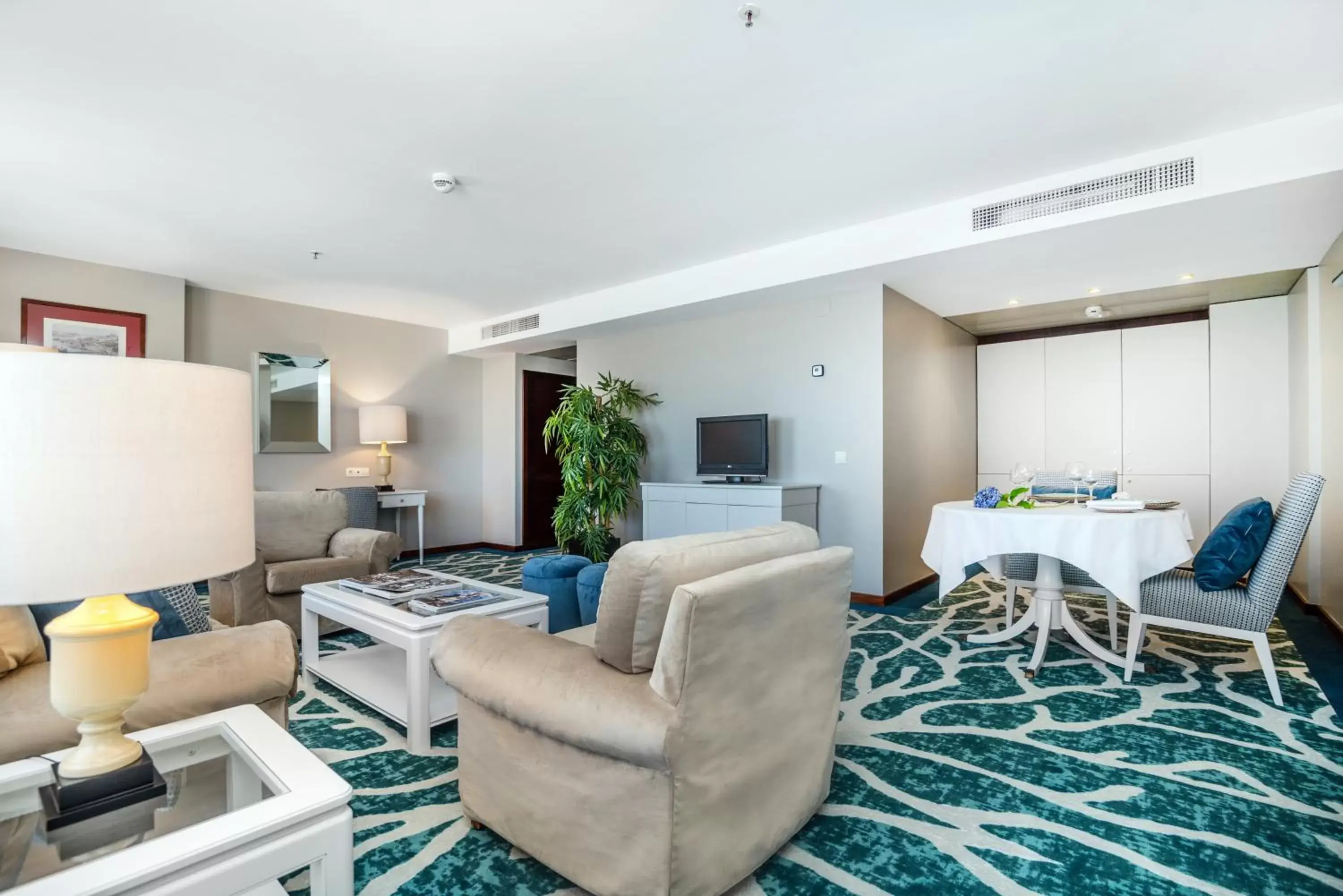 Living room, Seating Area in Holiday Inn Porto Gaia, an IHG Hotel