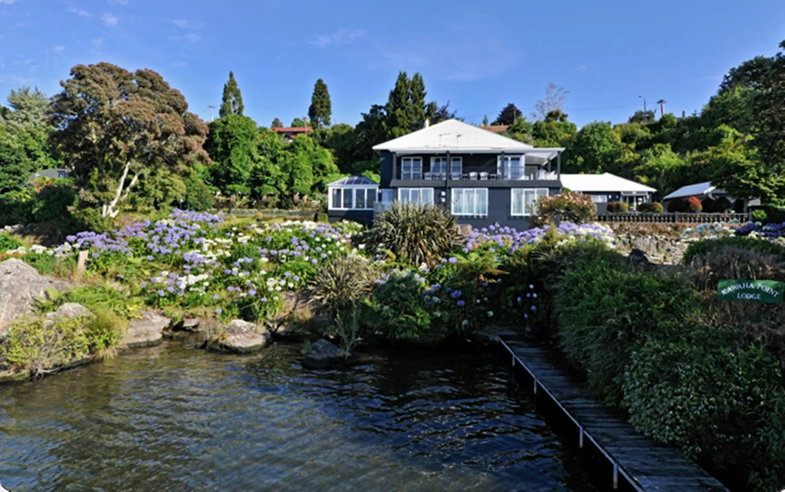 Property building in Black Swan Lakeside Boutique Hotel