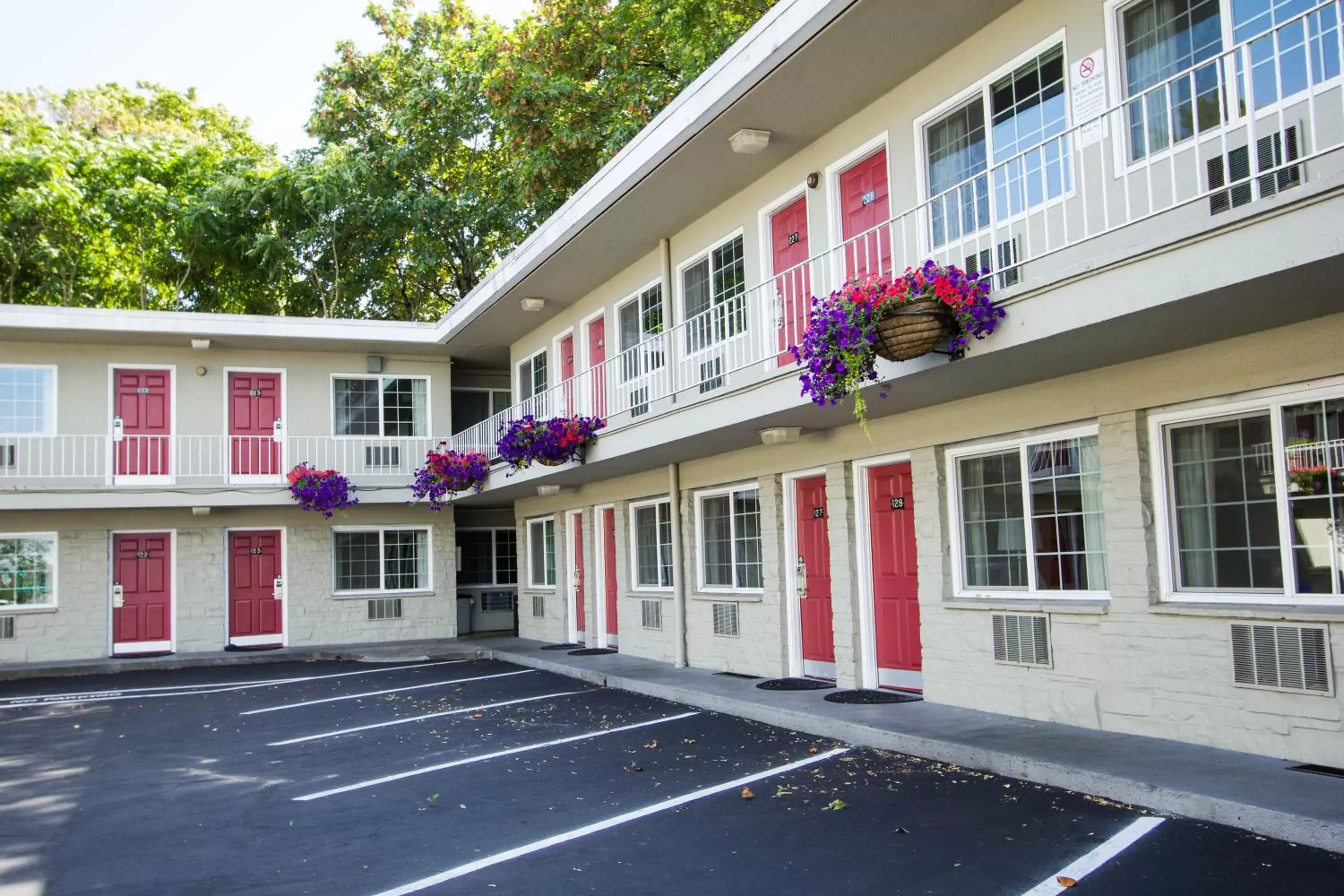 Property building in Campus Inn & Suites Eugene Downtown Property building in Campus Inn & Suites Eugene Downtown