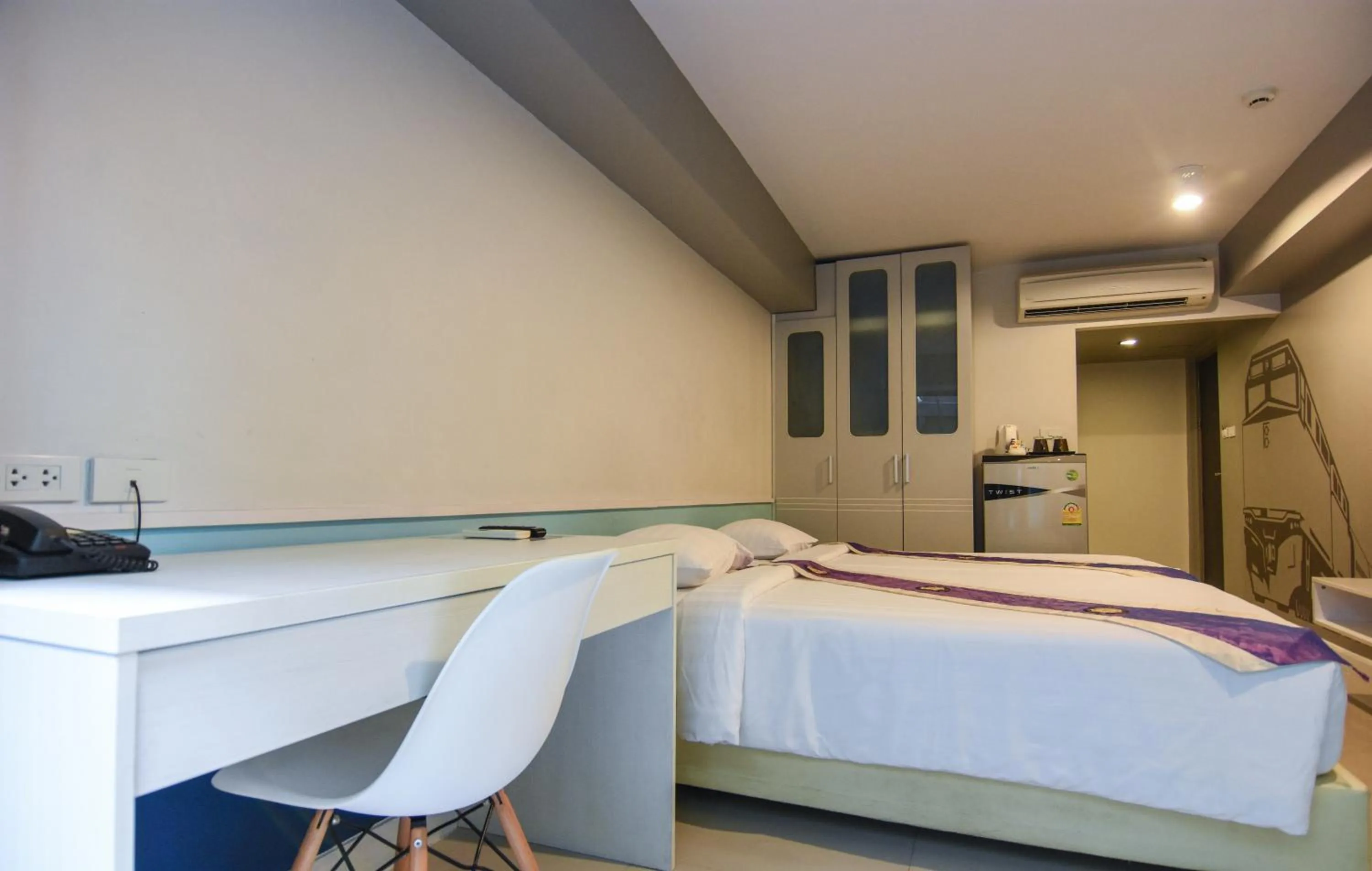 Photo of the whole room, Bed in iSanook Bangkok