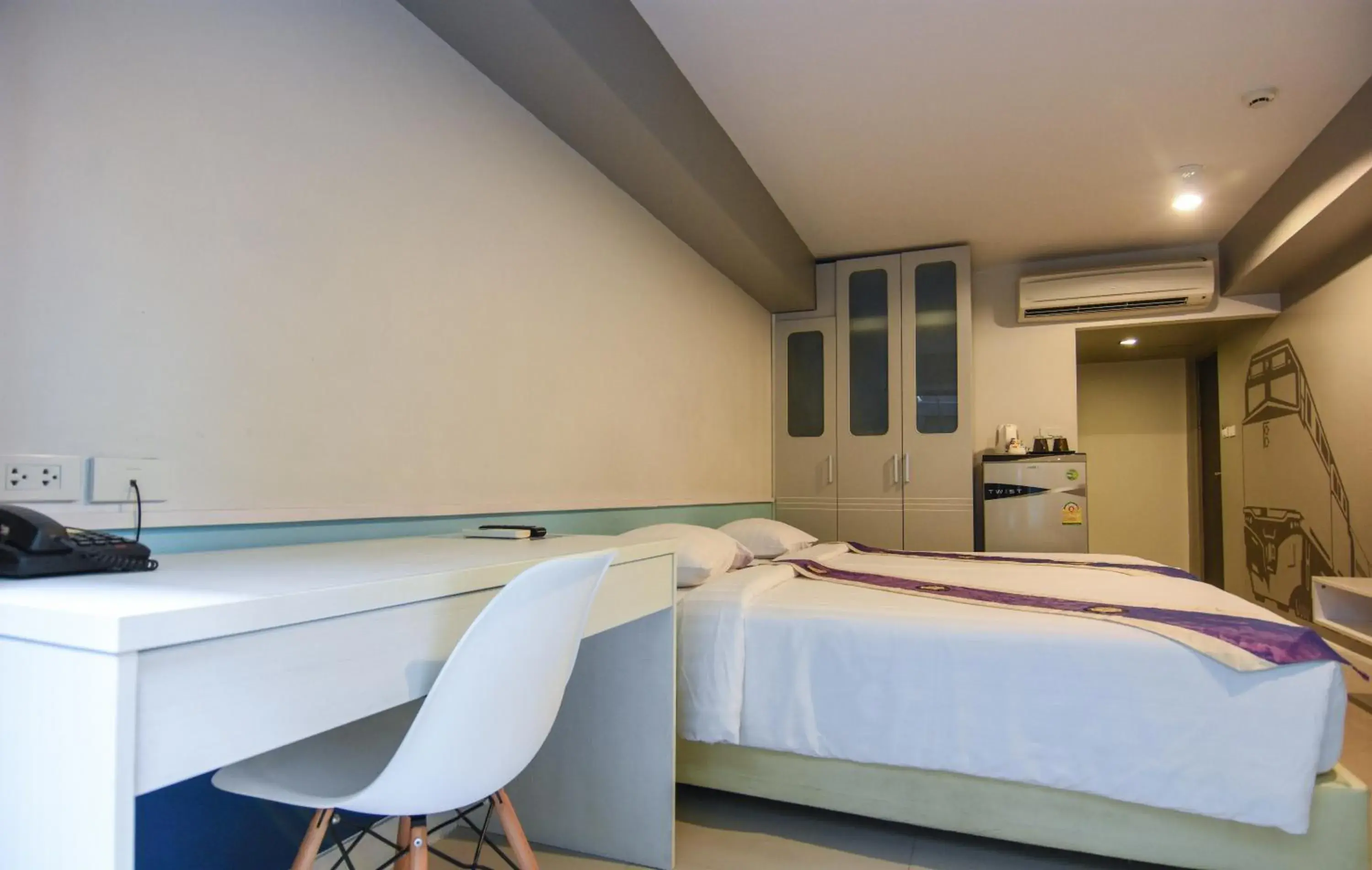 Photo of the whole room, Bed in iSanook Bangkok