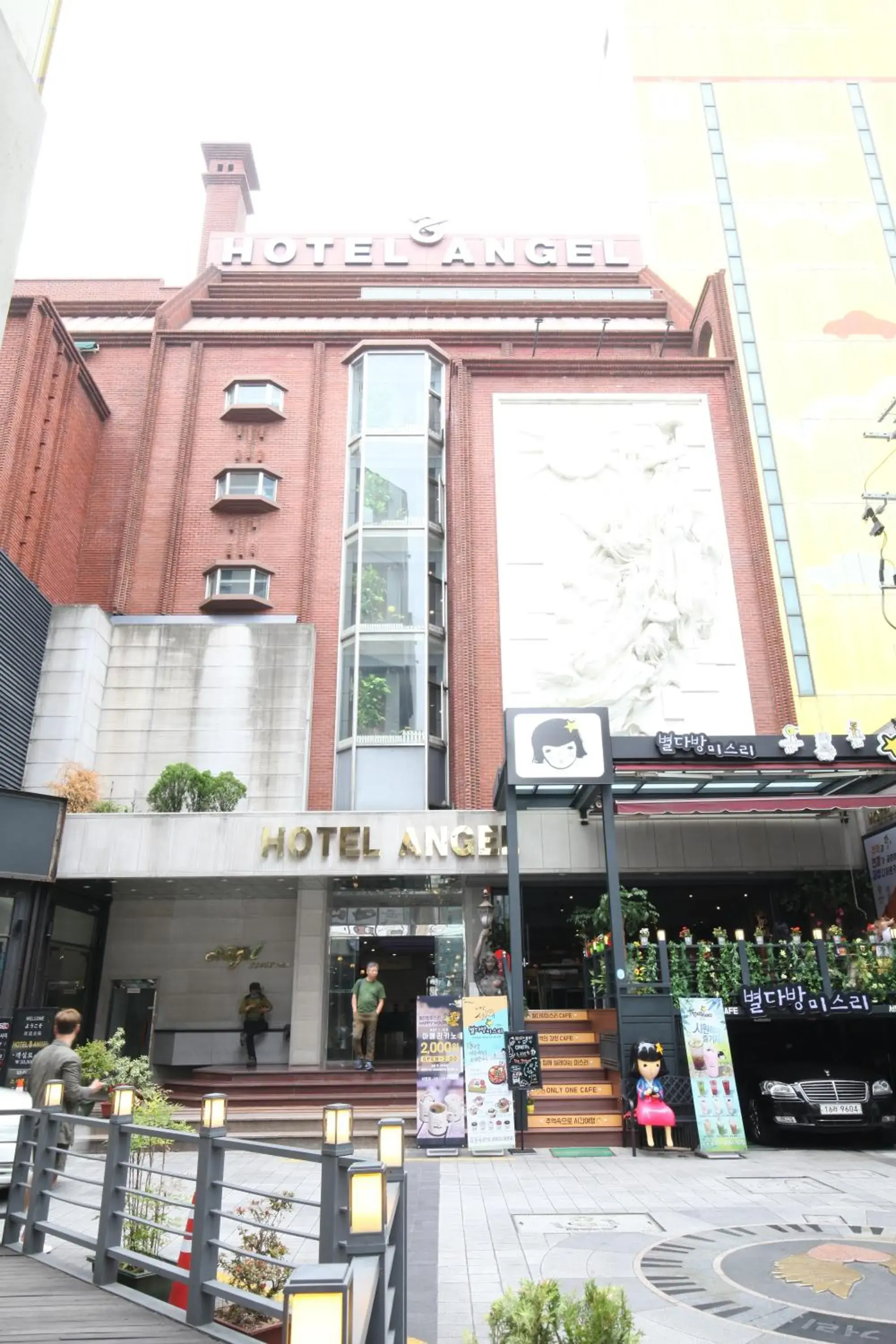 Facade/entrance in Angel Hotel Facade/entrance in Angel Hotel