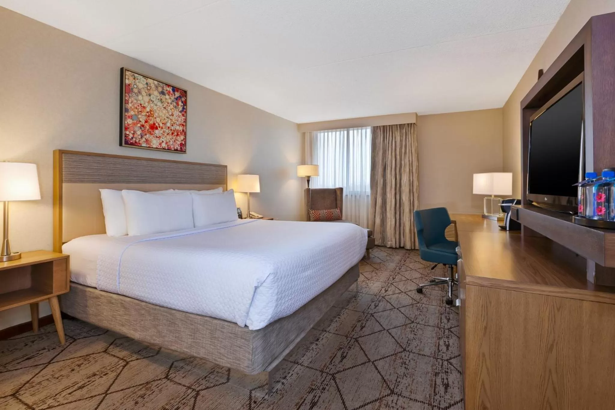 Photo of the whole room, Bed in Crowne Plaza Columbus North - Worthington by IHG
