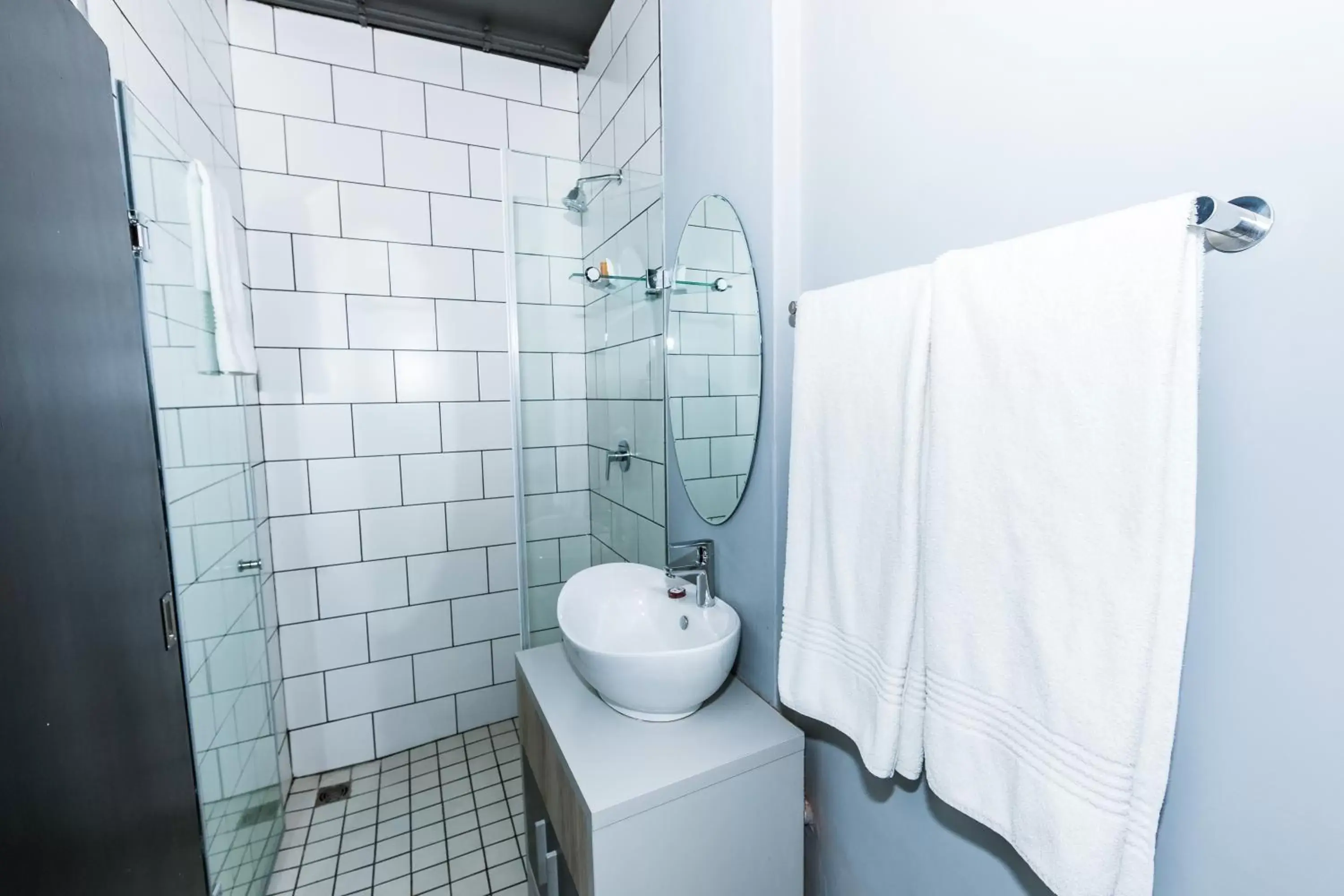 Shower, Bathroom in InnsCape on Castle Hotel