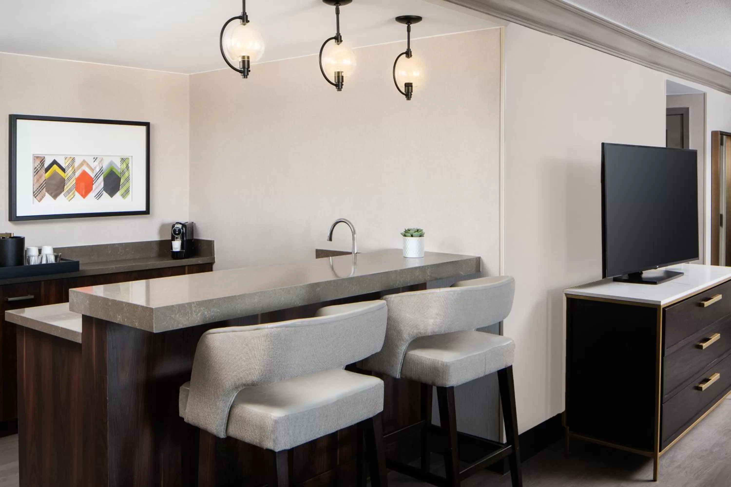 Kitchen or kitchenette in Dallas-Addison Marriott Quorum by the Galleria