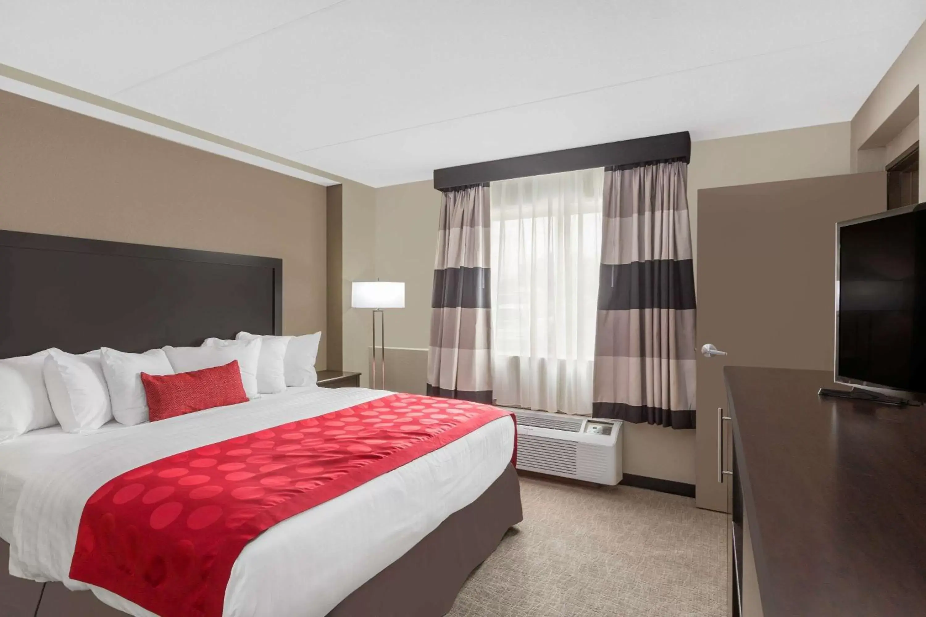 Photo of the whole room, Bed in Ramada by Wyndham Des Moines Airport