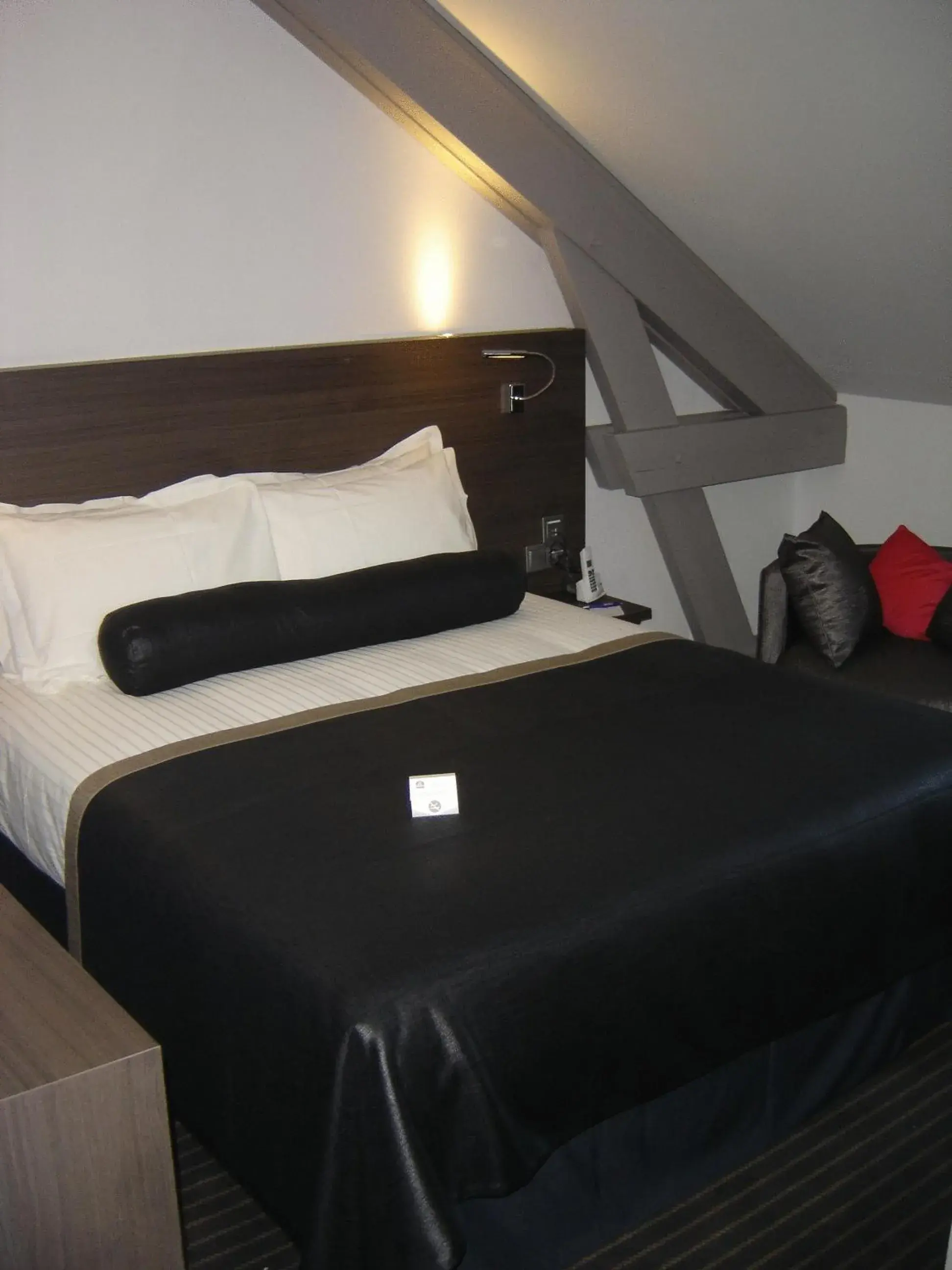 Bed in Best Western Blois Chateau